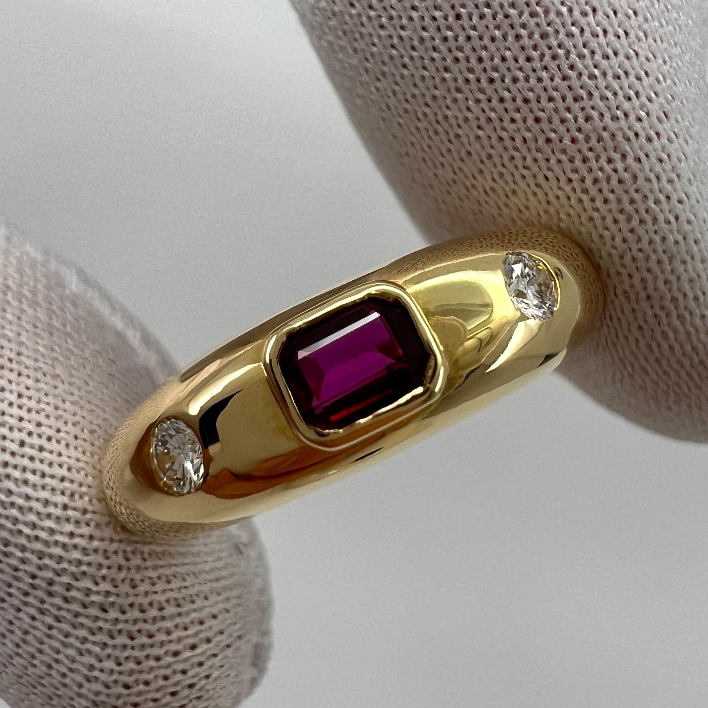 Vintage Van Cleef & Arpels Fine Emerald Cut Red Ruby & Diamond 18k Yellow Gold Ring.

Ein atemberaubender Vintage-Ring mit klassischem Kuppeldesign mit drei Steinen. Besetzt mit einem atemberaubenden 4,7 x 3,8 mm großen roten Rubin im Smaragdschliff
