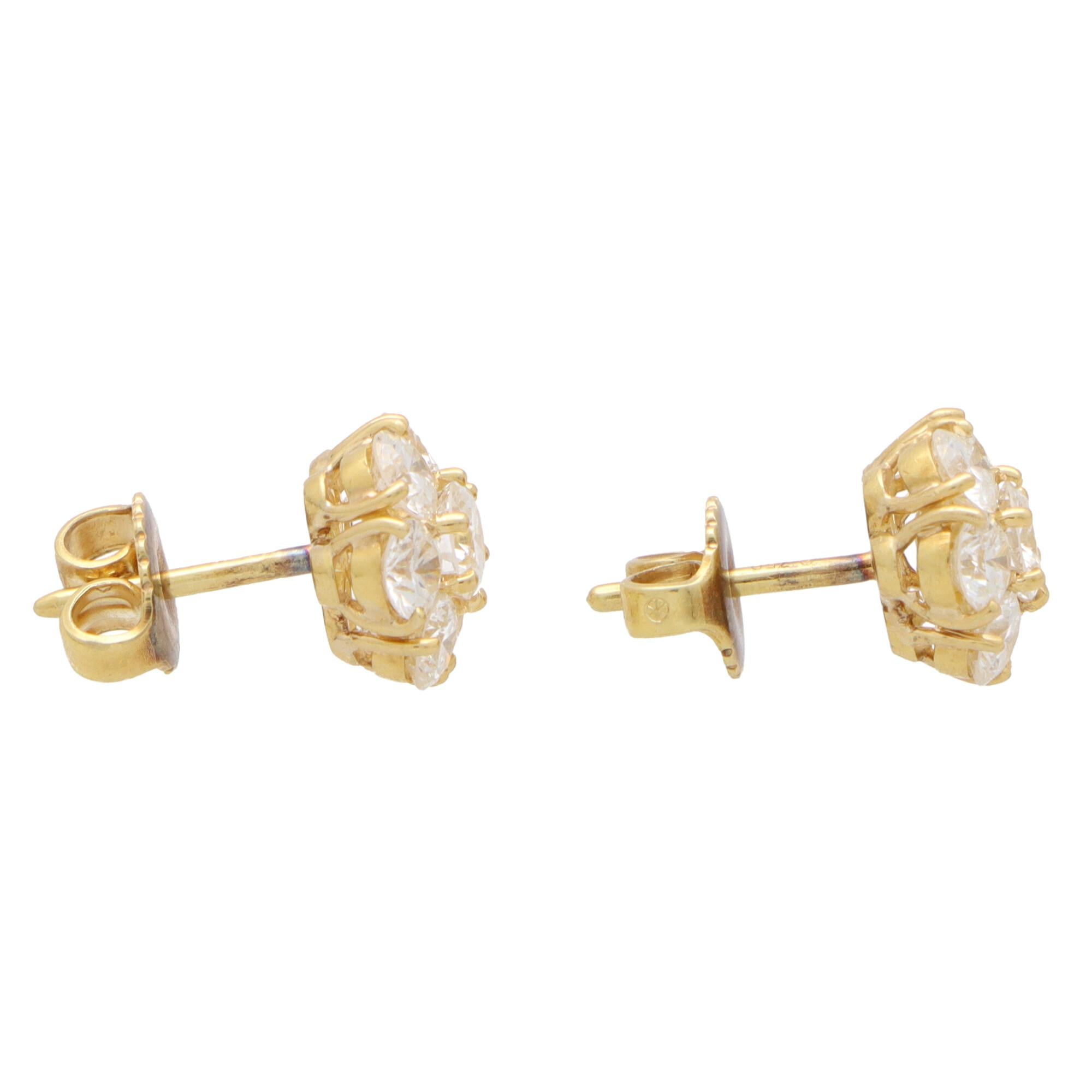 Vintage Van Cleef & Arpels Fleurette Diamond Cluster Stud Earrings in 18k Gold In Good Condition In London, GB