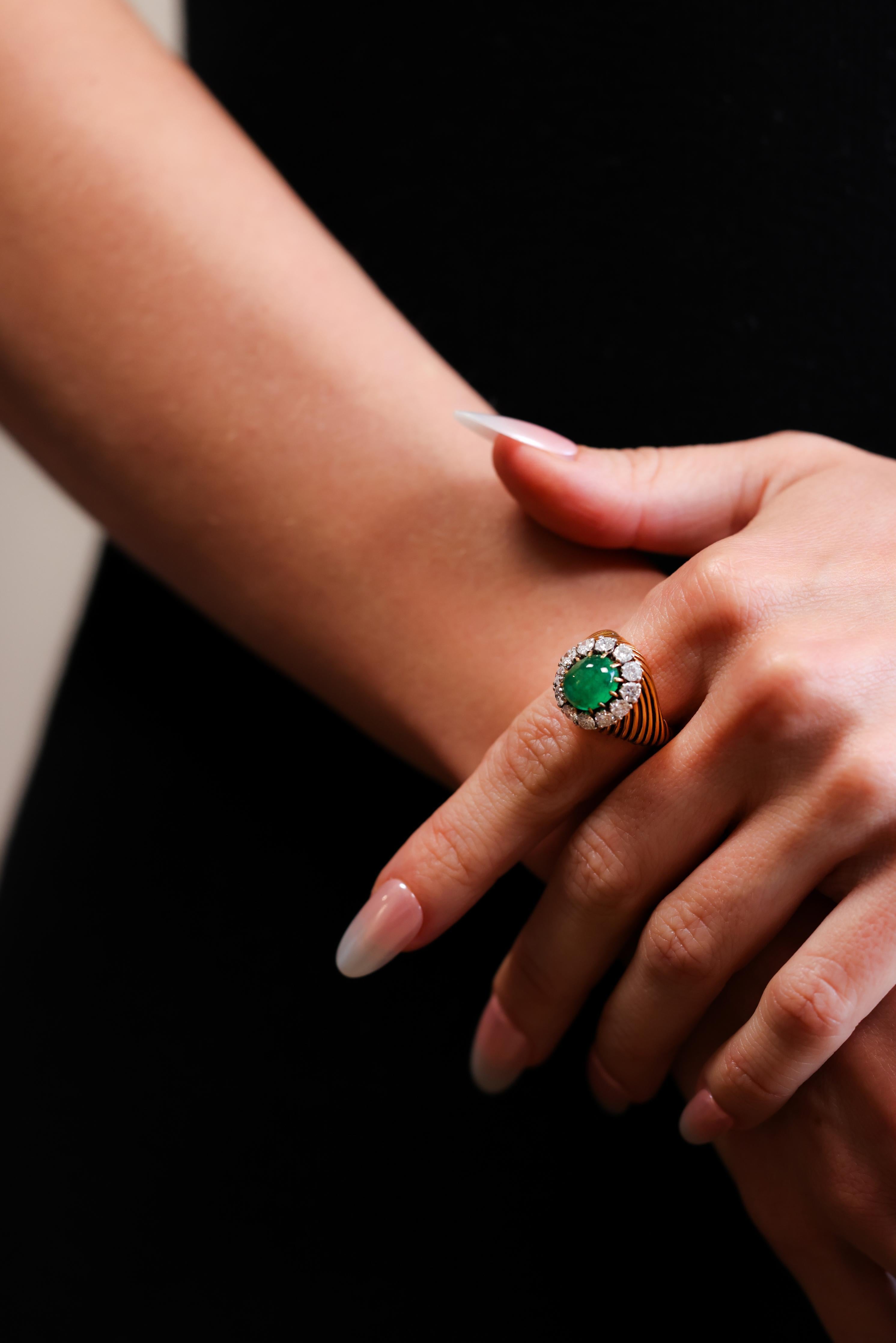 Ein Vintage Van Cleef & Arpels Franz�ösisch Smaragd Diamant 18k Gelbgold Ring. Mit einem Smaragd im Cabochon-Schliff mit einem Gewicht von etwa 3.00 Karat. Akzentuiert durch 12 runde Diamanten im Brillantschliff mit einem Gesamtgewicht von ca. 1,40