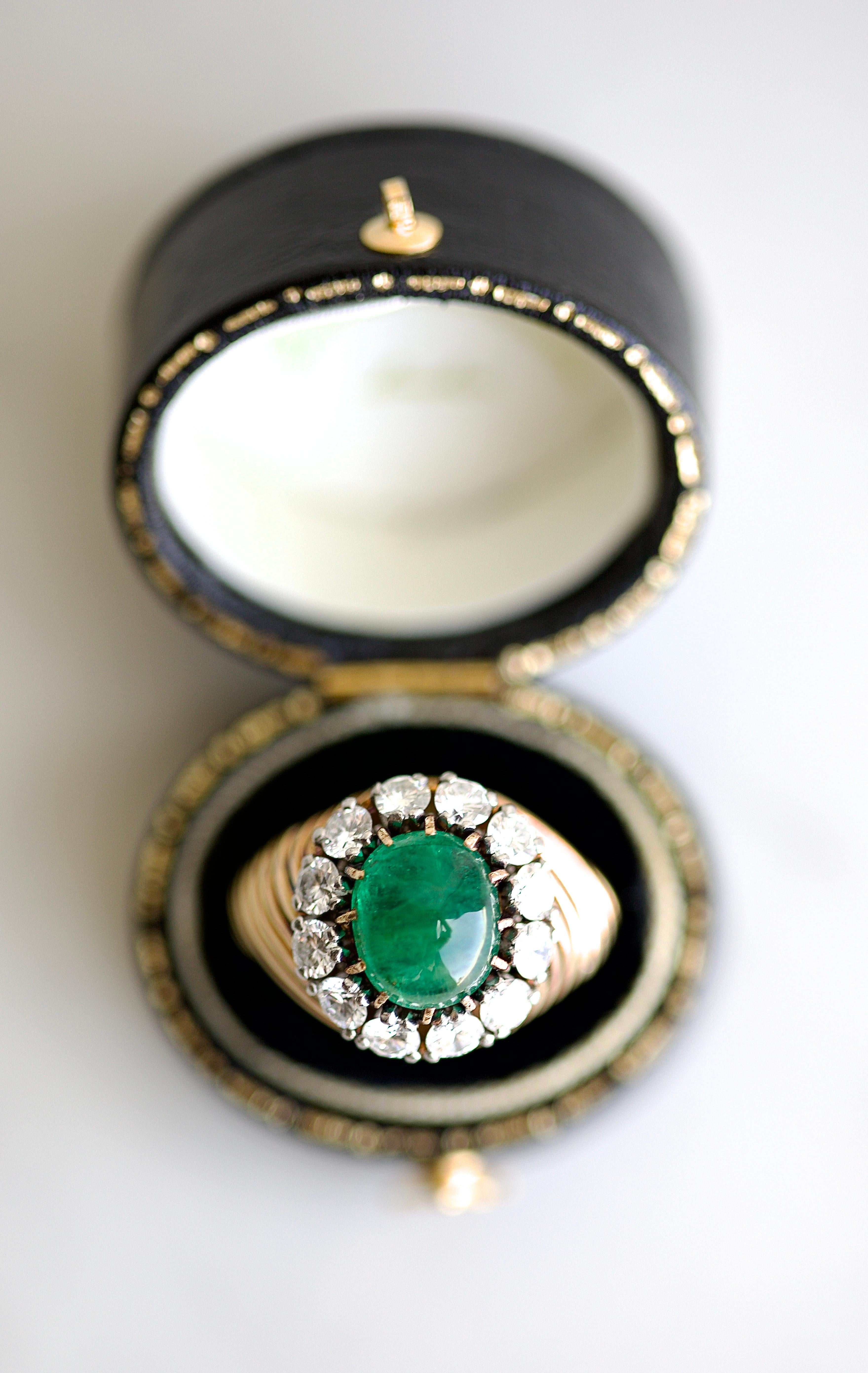 Vintage Van Cleef & Arpels French Emerald Diamond 18k Yellow Gold Ring In Excellent Condition For Sale In Beverly Hills, CA