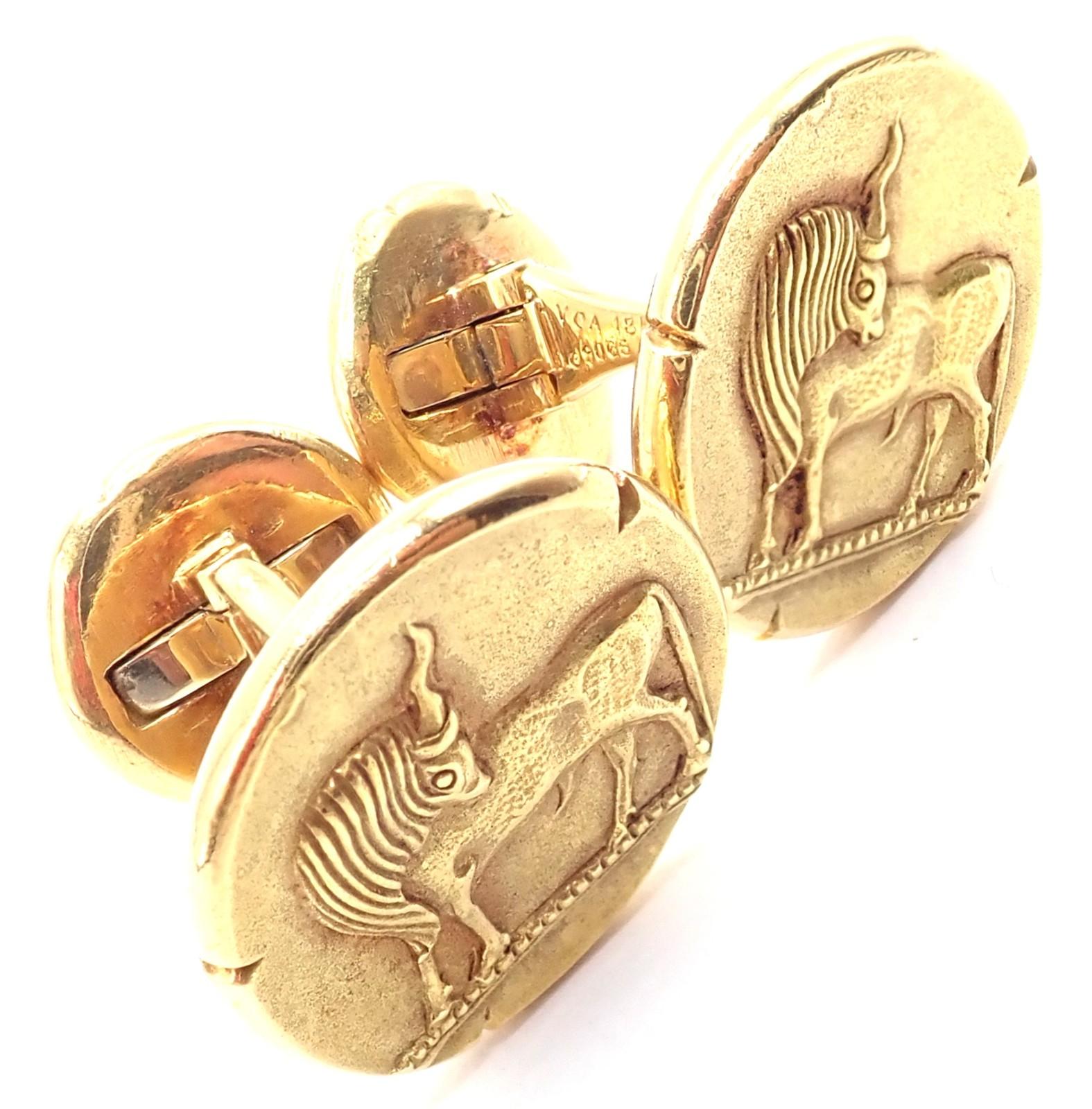 18k Gelbgold Vintage Zodiac Taurus Manschettenknöpfe von Georges L'Enfant für Van Cleef & Arpels.
Es handelt sich um seltene Manschettenknöpfe von Van Cleef & Arpels, die in den 1970er Jahren von George L'Enfant entworfen wurden. 
Sie sind aus 18