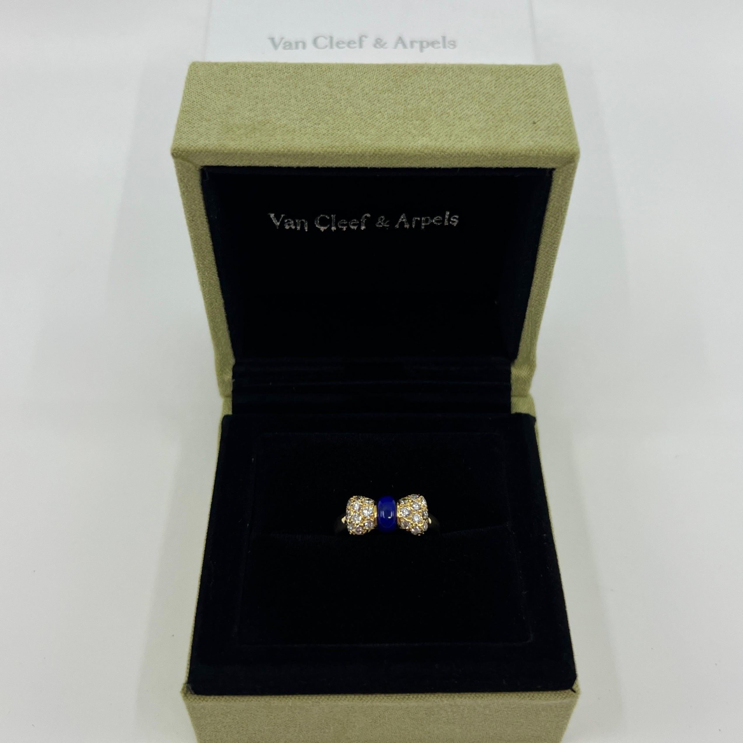 Rare Vintage Van Cleef & Arpels Lapis Lazuli and Diamond 18k Yellow Gold Ribbon Bow Ring.

Une magnifique bague au design unique typique de Van Cleef & Arpels, sertie d'un magnifique arrangement de lapis-lazuli et de diamants blancs de première