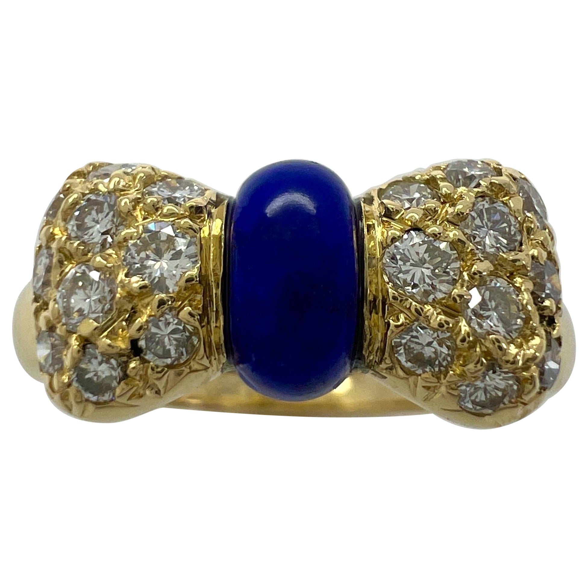 Vintage Van Cleef & Arpels Anello con fiocco di lapislazzuli e diamanti in oro giallo 18k in vendita