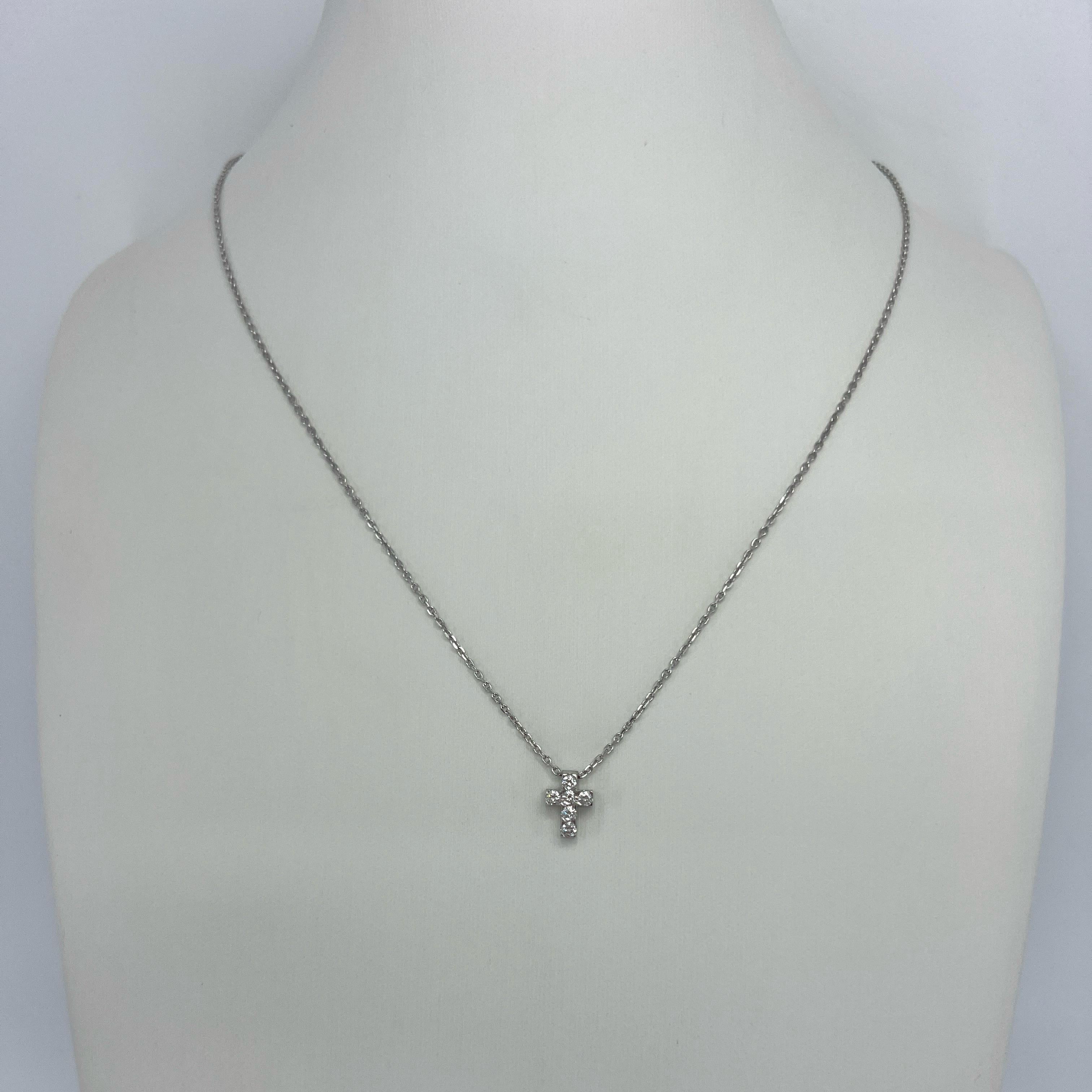 Vintage Van Cleef & Arpels Mini Cross Diamond 18k White Gold Pendant Necklace In Excellent Condition In Birmingham, GB