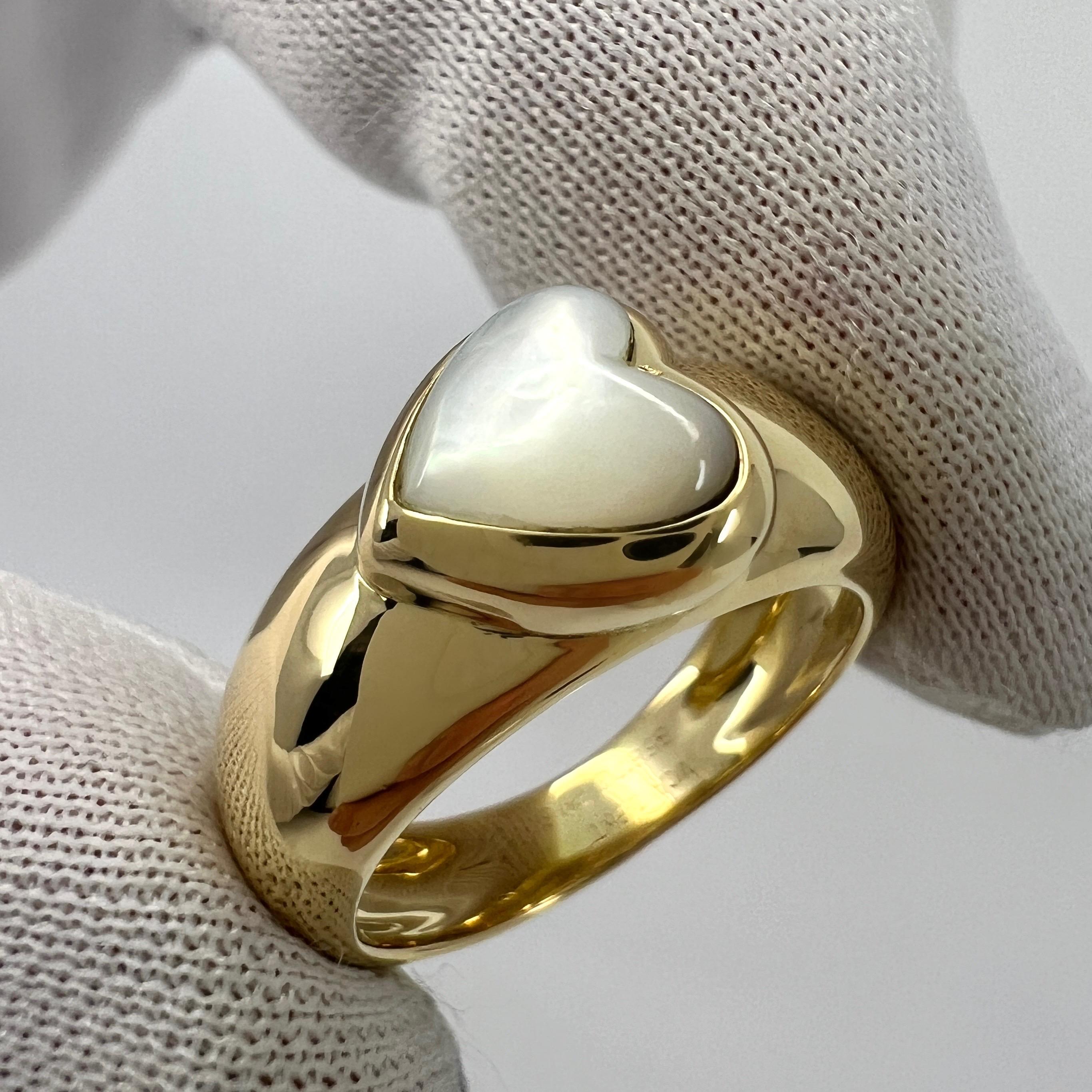 Vintage Van Cleef & Arpels Mother Of Pearl Heart Cut 18k Yellow Gold Dome Ring In Excellent Condition For Sale In Birmingham, GB