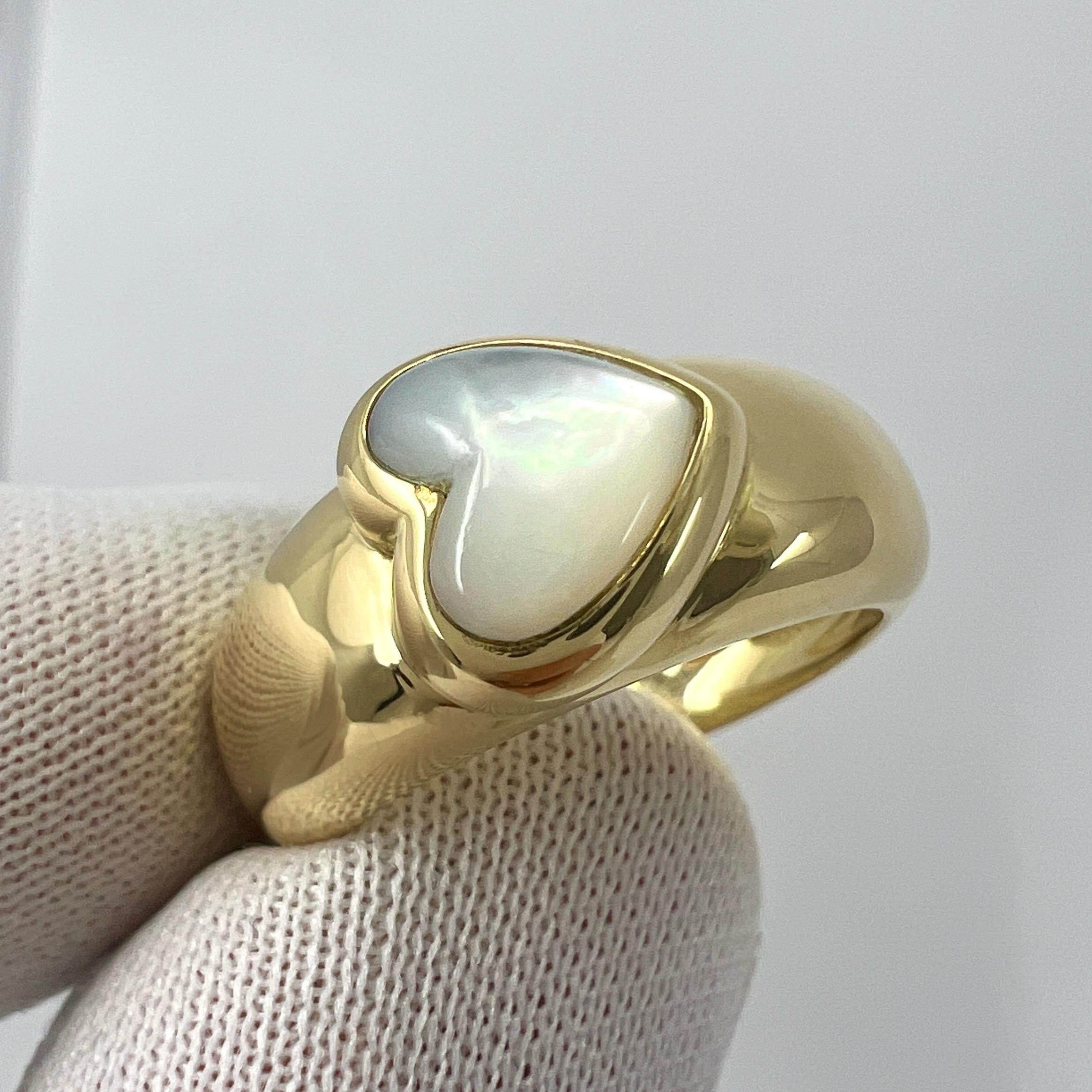 Women's or Men's Vintage Van Cleef & Arpels Mother Of Pearl Heart Cut 18k Yellow Gold Dome Ring For Sale