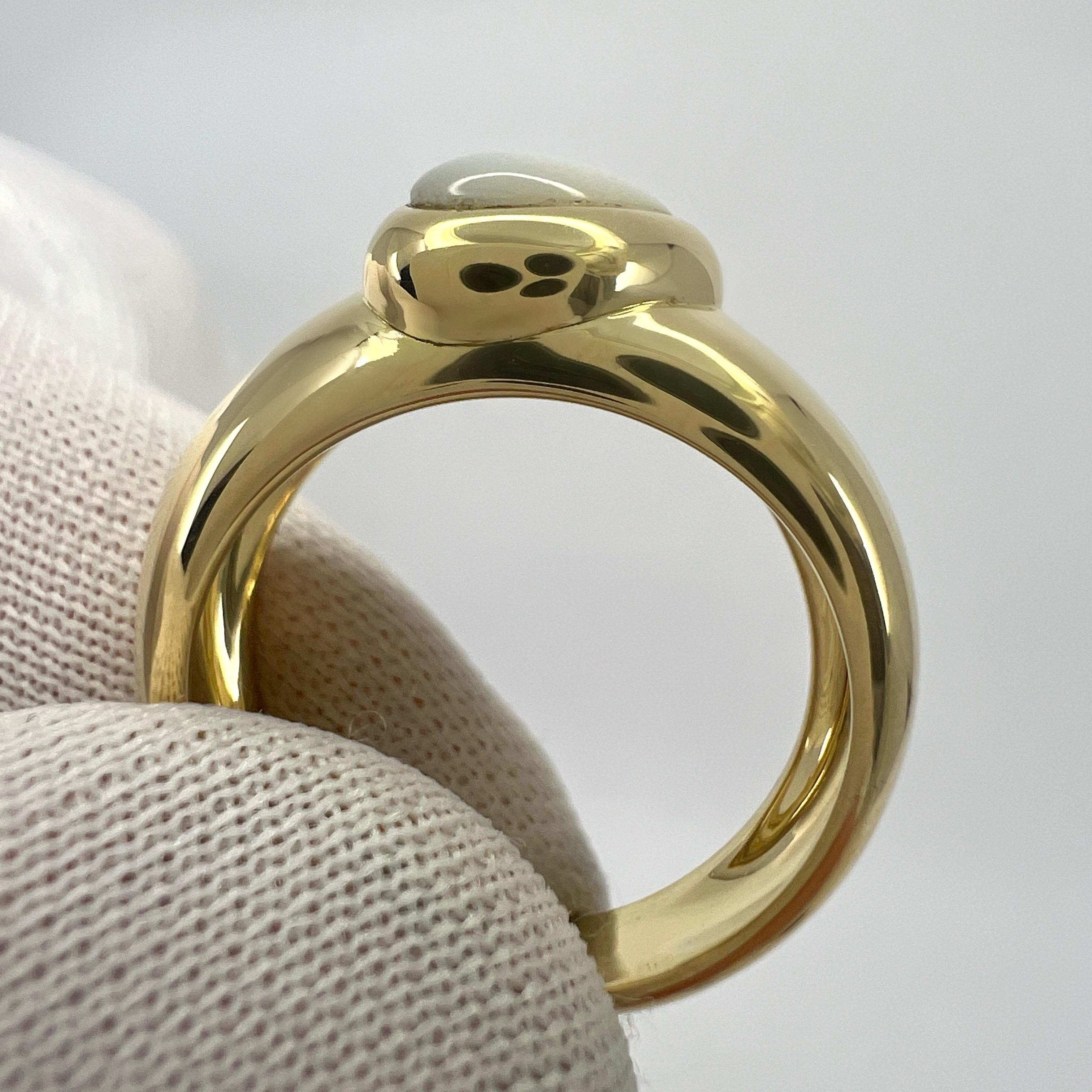 Bague d'époque Van Cleef & Arpels en or jaune 18k avec dôme en forme de coeur en nacre de perle en vente 1