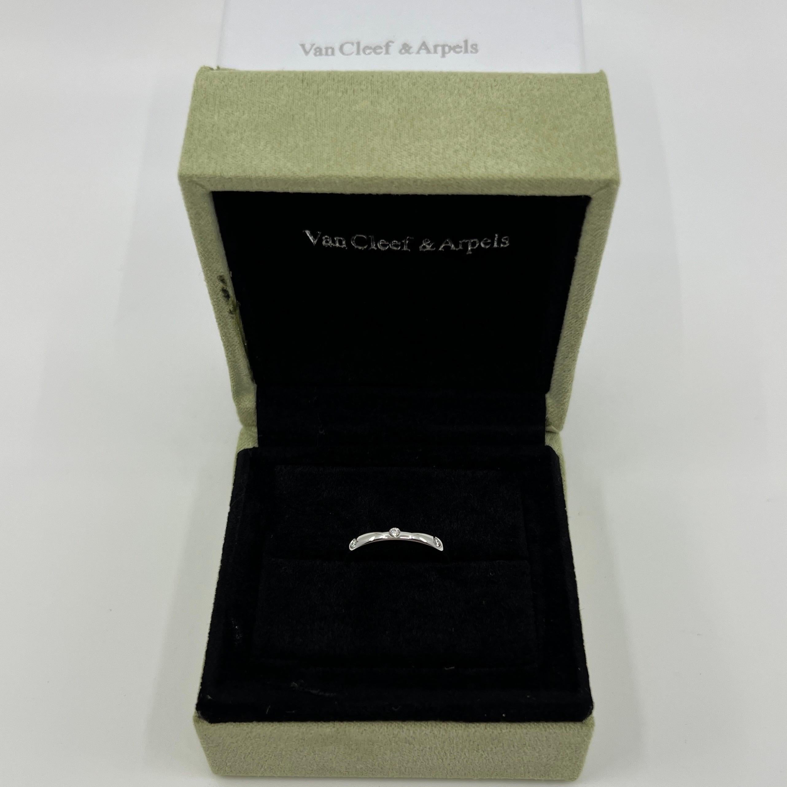 Van Cleef & Arpels Platin-Diamantband-Ring.

Ein klassischer Bandring aus der VCA Etoile Collection. Mit drei bündig gefassten 1,8 mm großen weißen Naturdiamanten im Rundschliff besetzt.
Edle Juweliere wie Van Cleef & Arpels verwenden für ihre