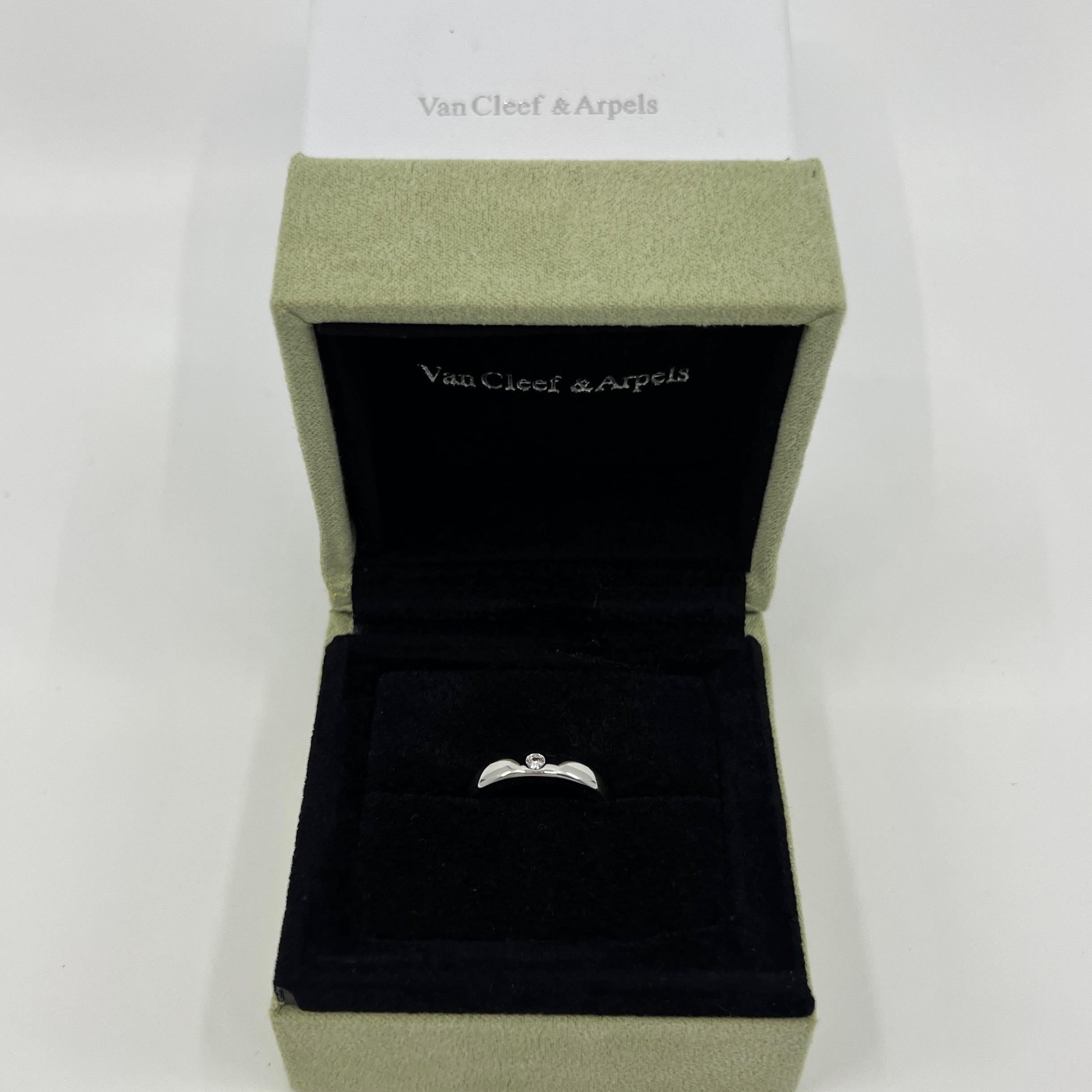 Van Cleef & Arpels New York Platin-Diamantband-Ring.

Ein klassischer Bandring aus der VCA New York Collection'S. Mit einem einzelnen bündig gefassten 2,5 mm großen weißen Naturdiamanten im Rundschliff besetzt.
Edle Juweliere wie Van Cleef & Arpels