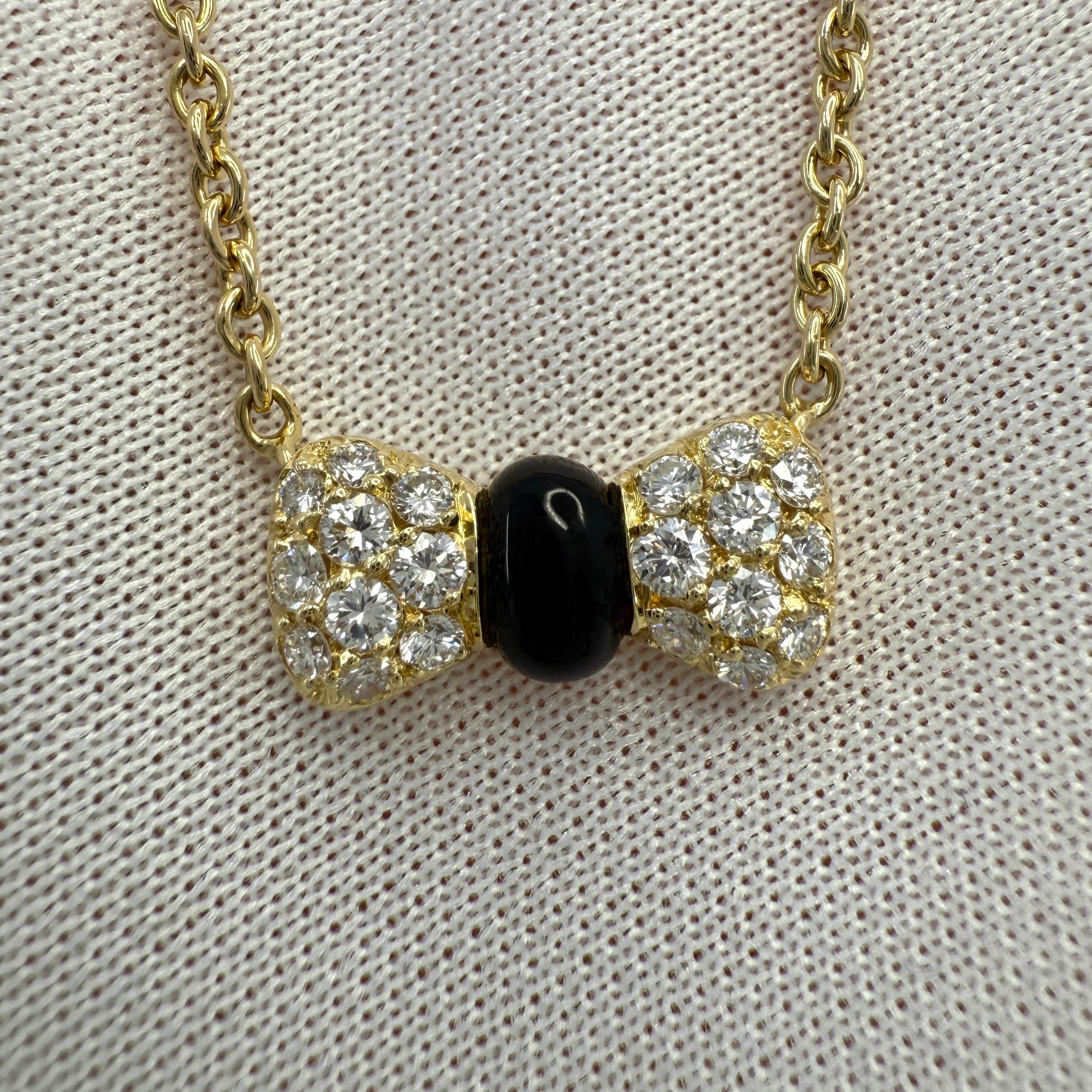 Round Cut Vintage Van Cleef & Arpels Onyx Diamond 18k Yellow Gold Ribbon Pendant Necklace For Sale