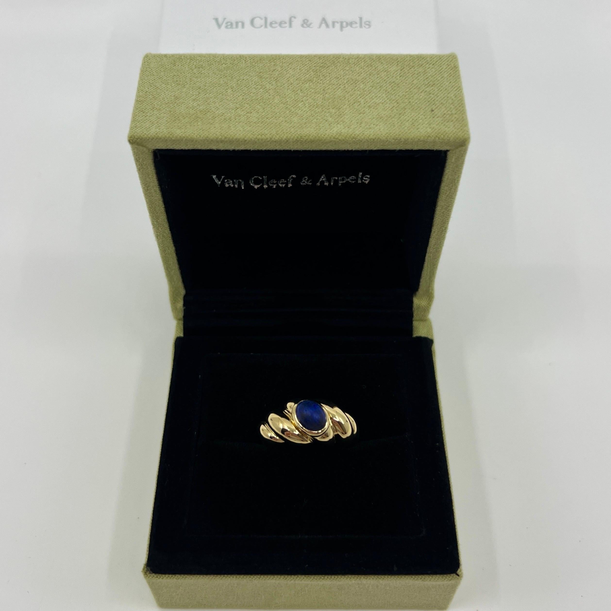 Rare Vintage Van Cleef & Arpels Lapis Lazuli 18k Yellow Gold Swirl Ring.

A stunning ring with a unique design typical of Van Cleef & Arpels, set with a beautiful oval cabochon lapis lazuli gemstone.
The piece of lapis is deep blue and measures