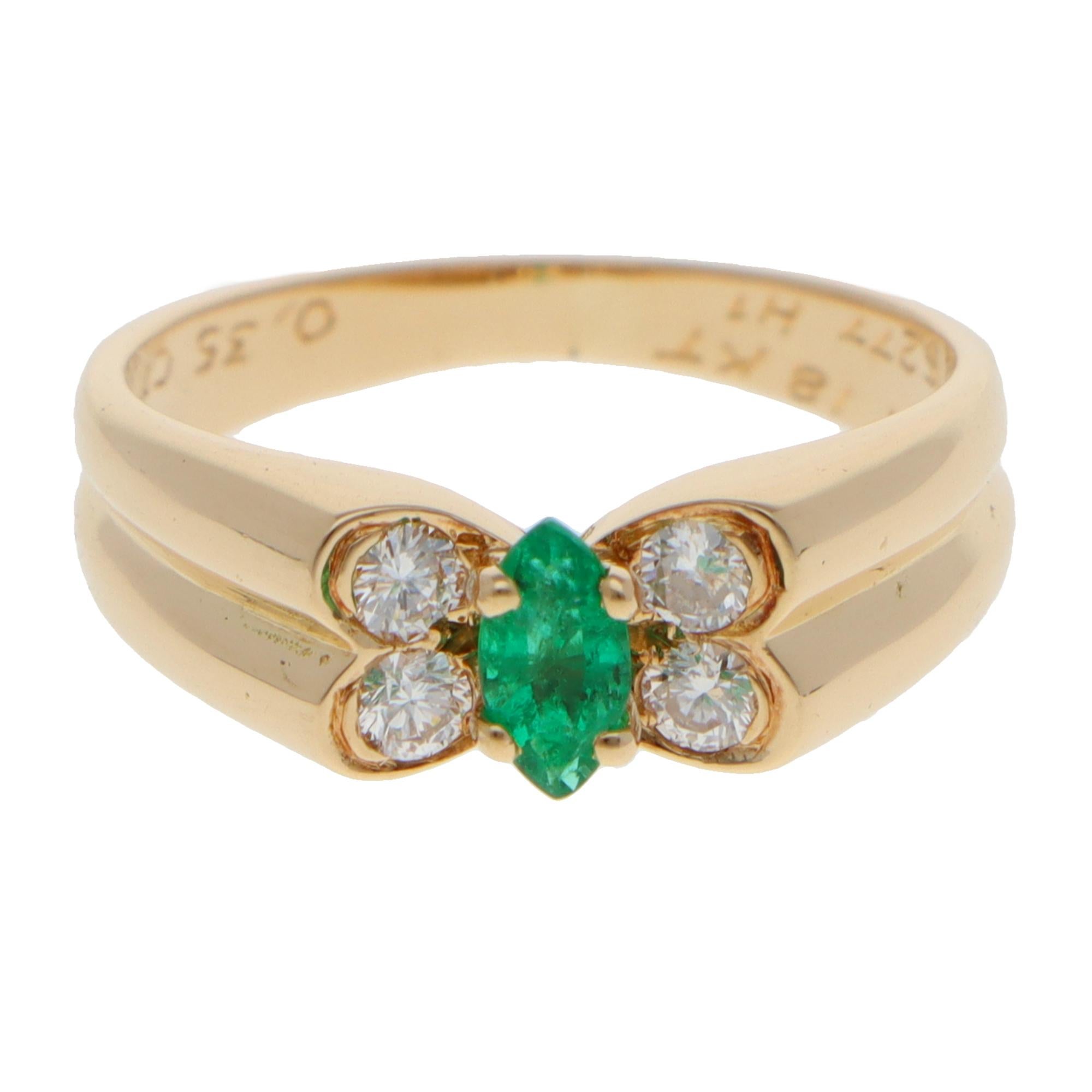 Fabuloso anillo vintage Van Cleef & Arpels Papillon de esmeraldas y diamantes engastado en oro amarillo de 18k.

El anillo presenta una esmeralda talla marquesa y 4 diamantes redondos talla brillante que fluyen agradablemente en una banda estriada.