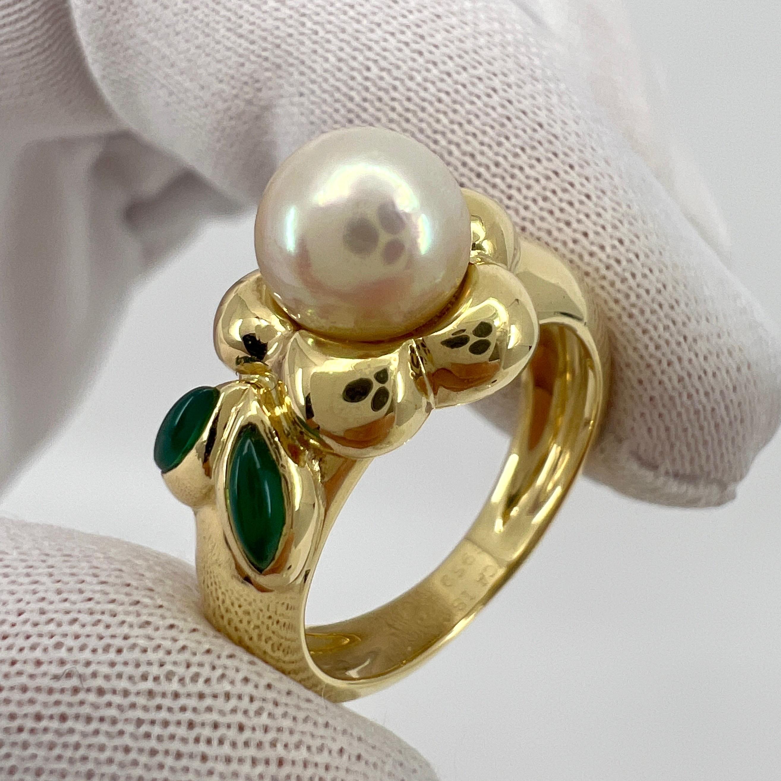 Vintage Van Cleef & Arpels Pearl Chalcedony 18k Yellow Gold Flower Ring with Box For Sale 2