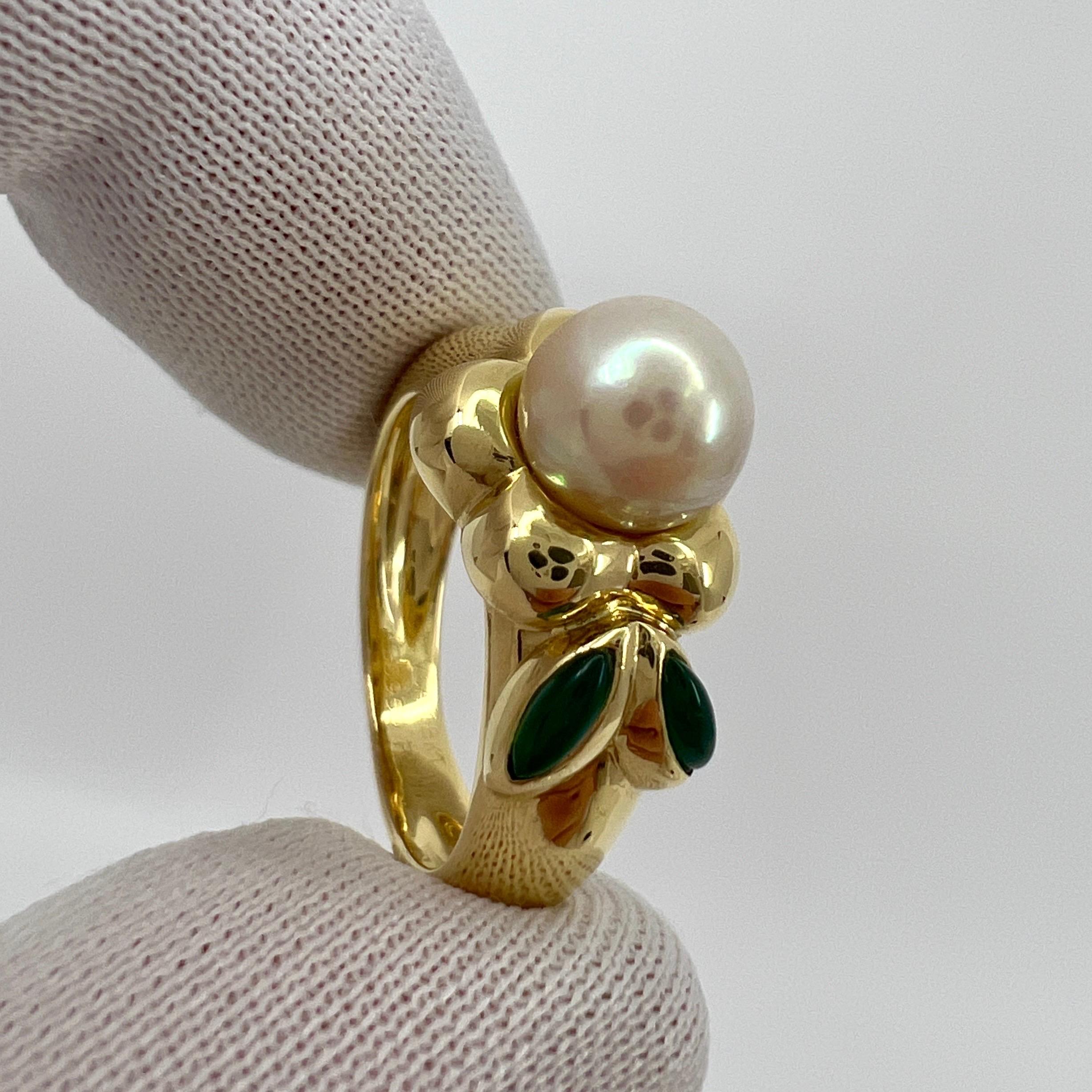Vintage Van Cleef & Arpels Pearl Chalcedony 18k Yellow Gold Flower Ring with Box For Sale 4