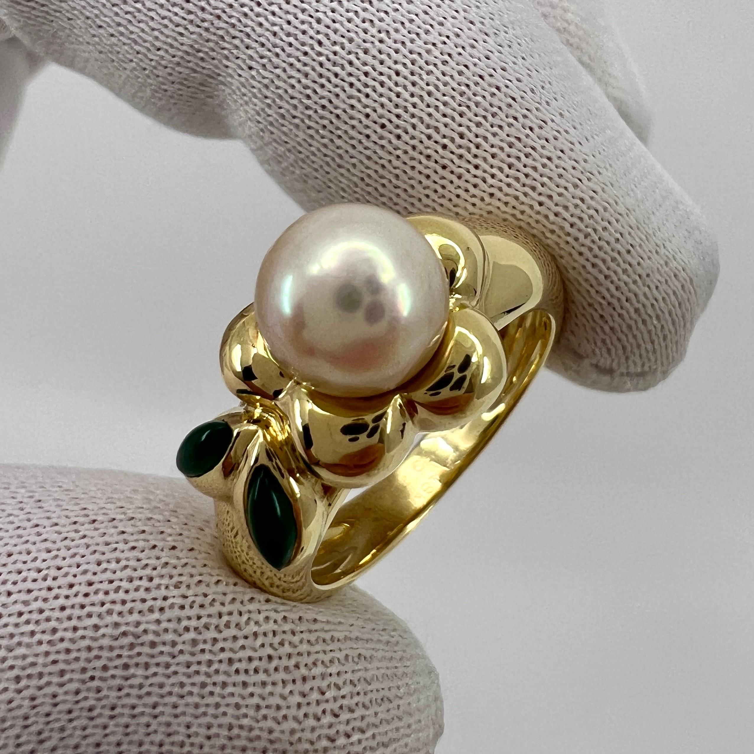 Round Cut Vintage Van Cleef & Arpels Pearl Chalcedony 18k Yellow Gold Flower Ring with Box For Sale