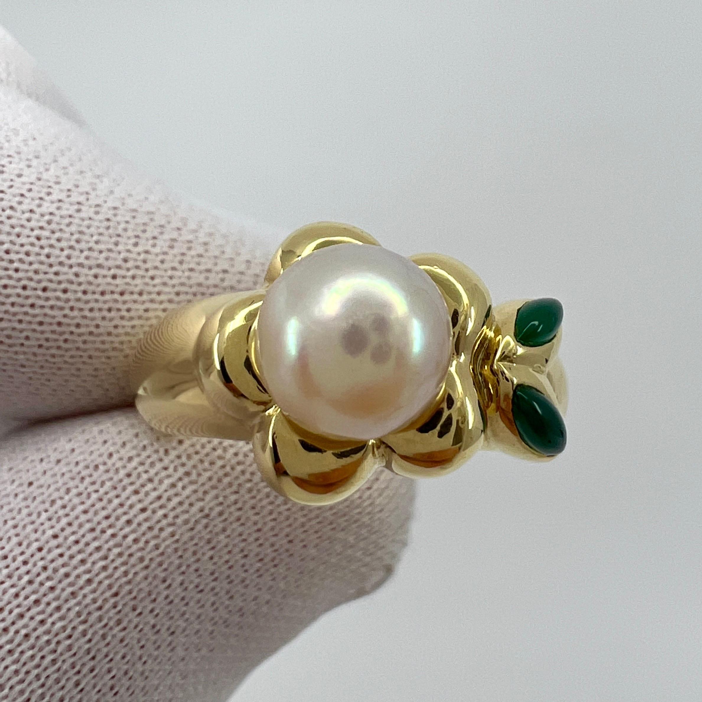 Vintage Van Cleef & Arpels Pearl Chalcedony 18k Yellow Gold Flower Ring with Box In Excellent Condition For Sale In Birmingham, GB
