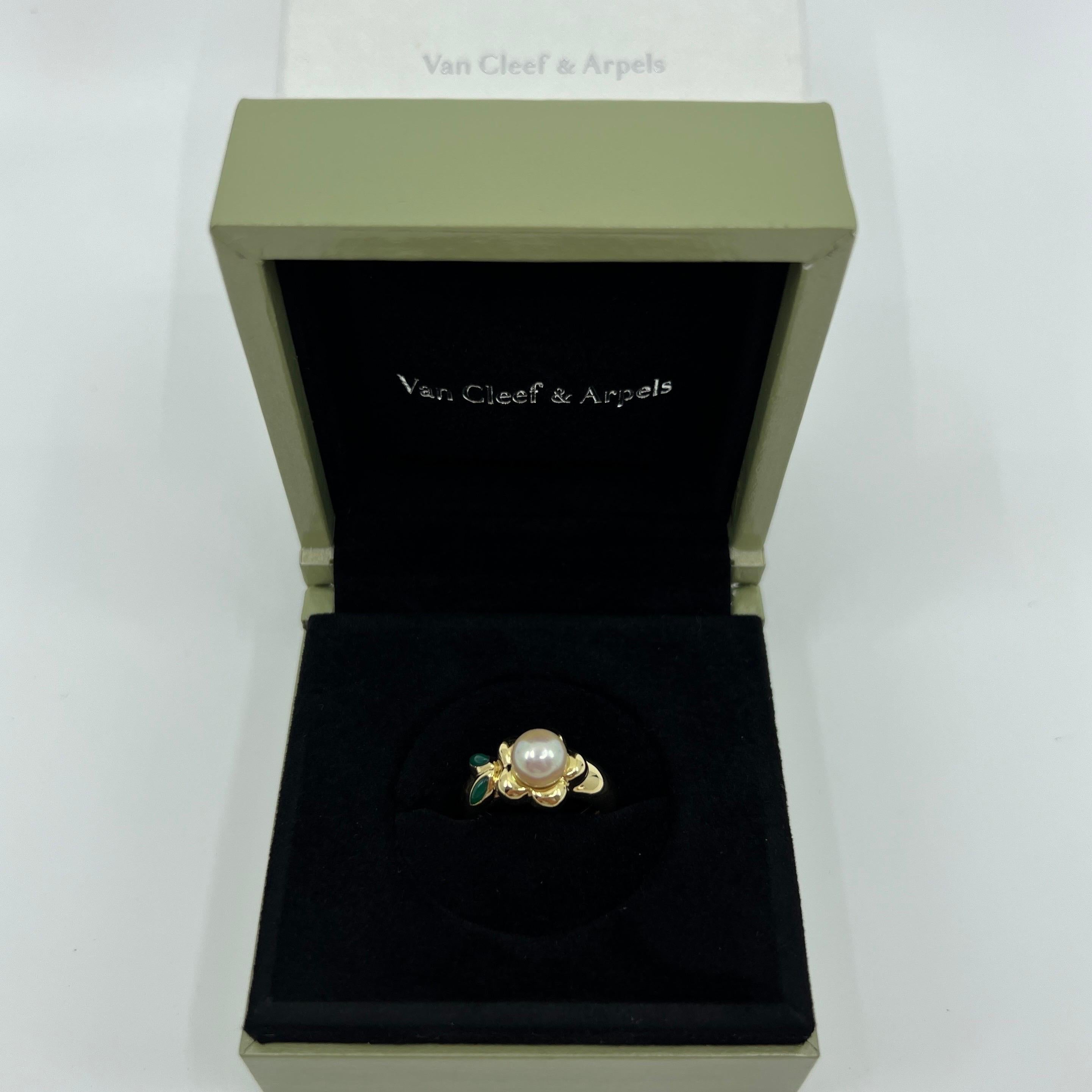 Women's or Men's Vintage Van Cleef & Arpels Pearl Chalcedony 18k Yellow Gold Flower Ring with Box For Sale
