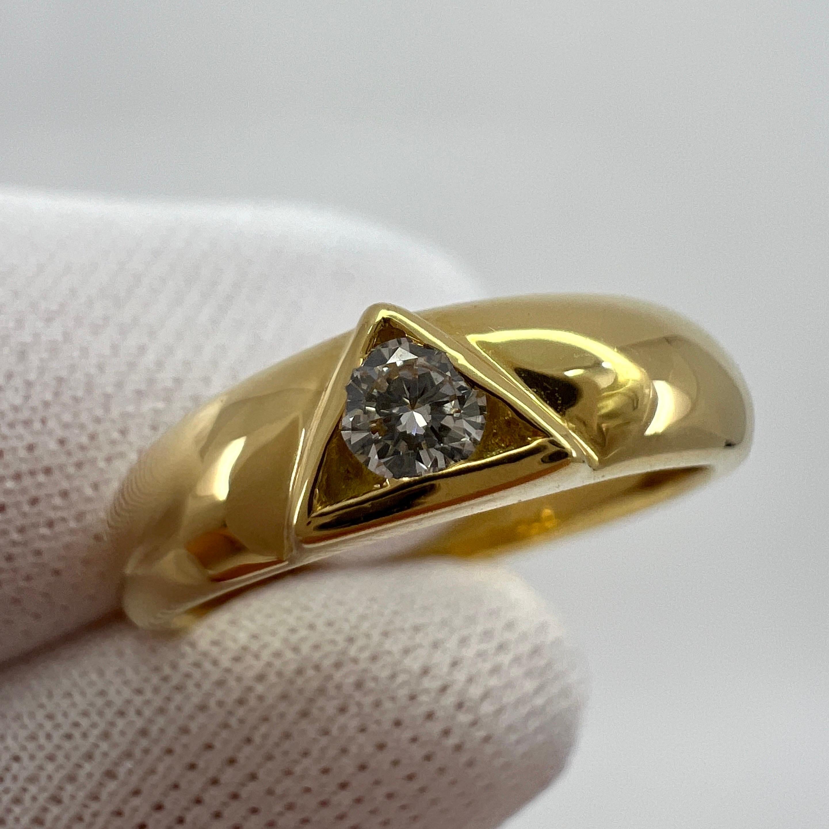Van Cleef & Arpels Diamant Solitär 18k Gelbgold Ring.

Ein atemberaubender Vintage-Ring mit einem Dreiecksmotiv, besetzt mit einem weißen Diamanten im Rundschliff von 3 mm. Edle Schmuckhäuser wie Van Cleef & Arpels verwenden nur die feinsten