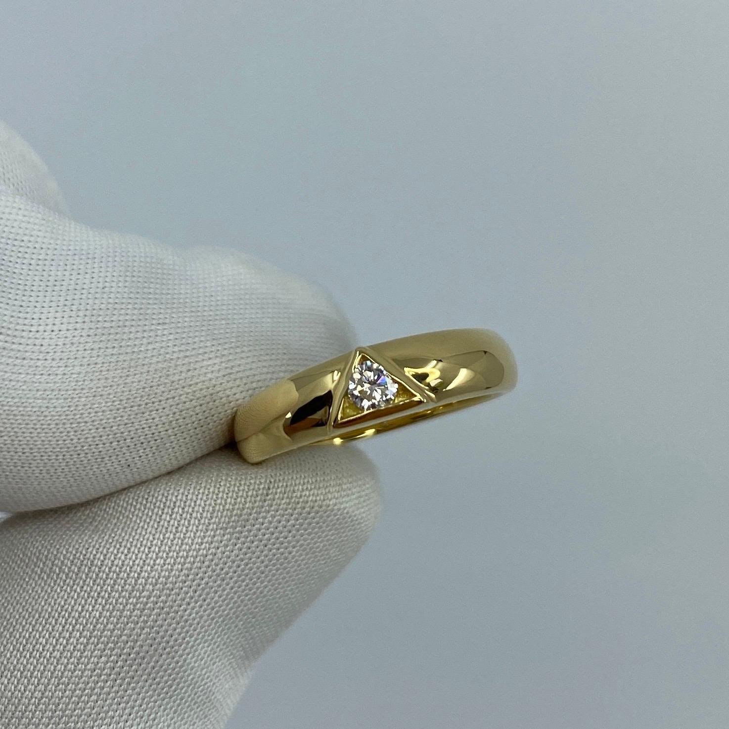Vintage Van Cleef & Arpels Rare Diamond Triangle Motif 18 Karat Yellow Gold Ring In Good Condition In Birmingham, GB