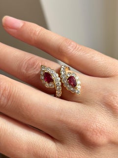 Anello Bypass con rubino e diamanti Van Cleef & Arpels d'epoca in oro giallo 18 carati