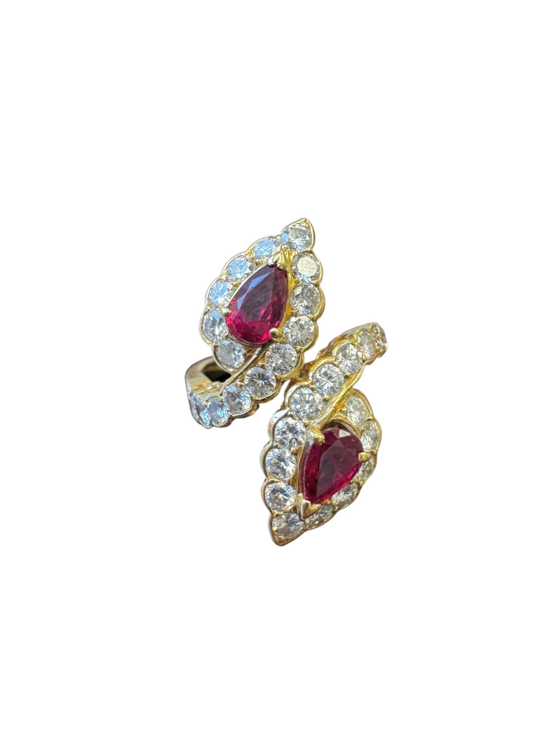 Taille poire Vintage Van Cleef & Arpels Bague bypass rubis et diamants en or jaune 18K en vente