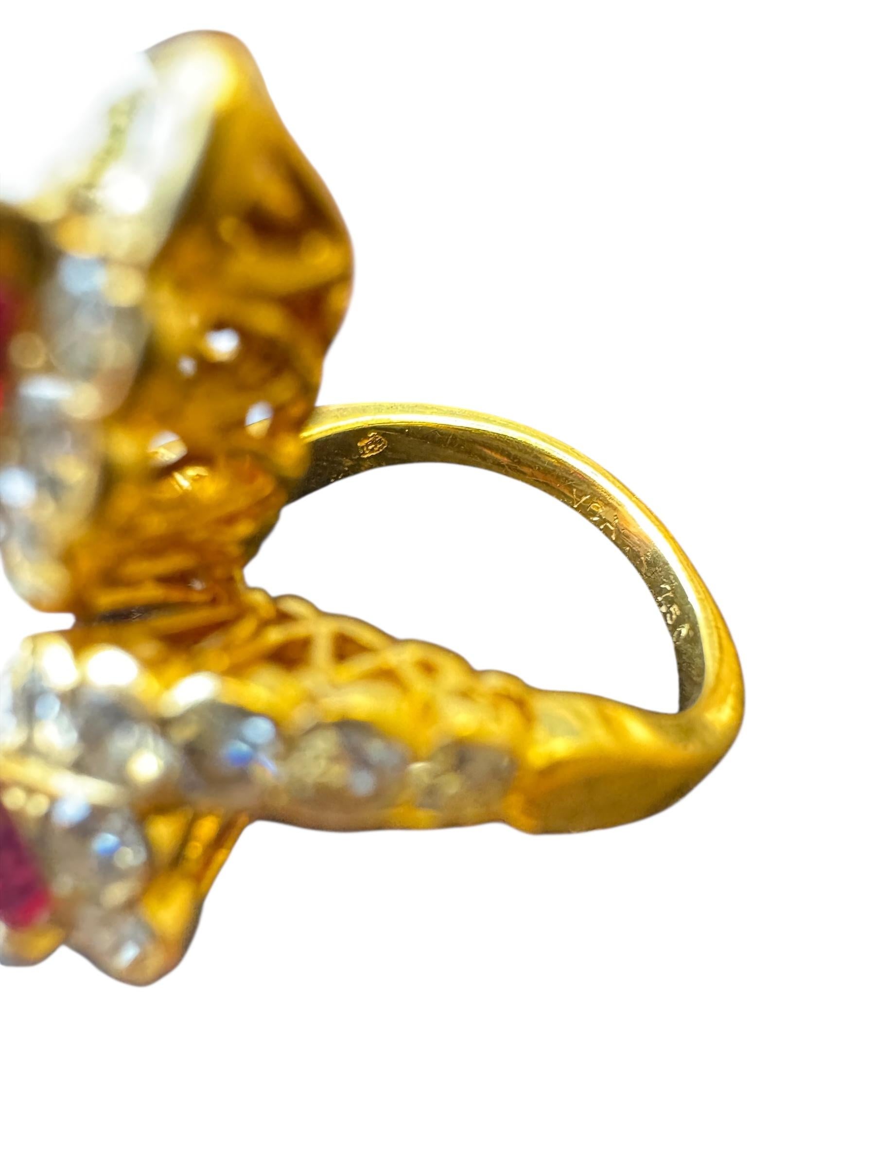 Vintage Van Cleef & Arpels Bague bypass rubis et diamants en or jaune 18K en vente 2