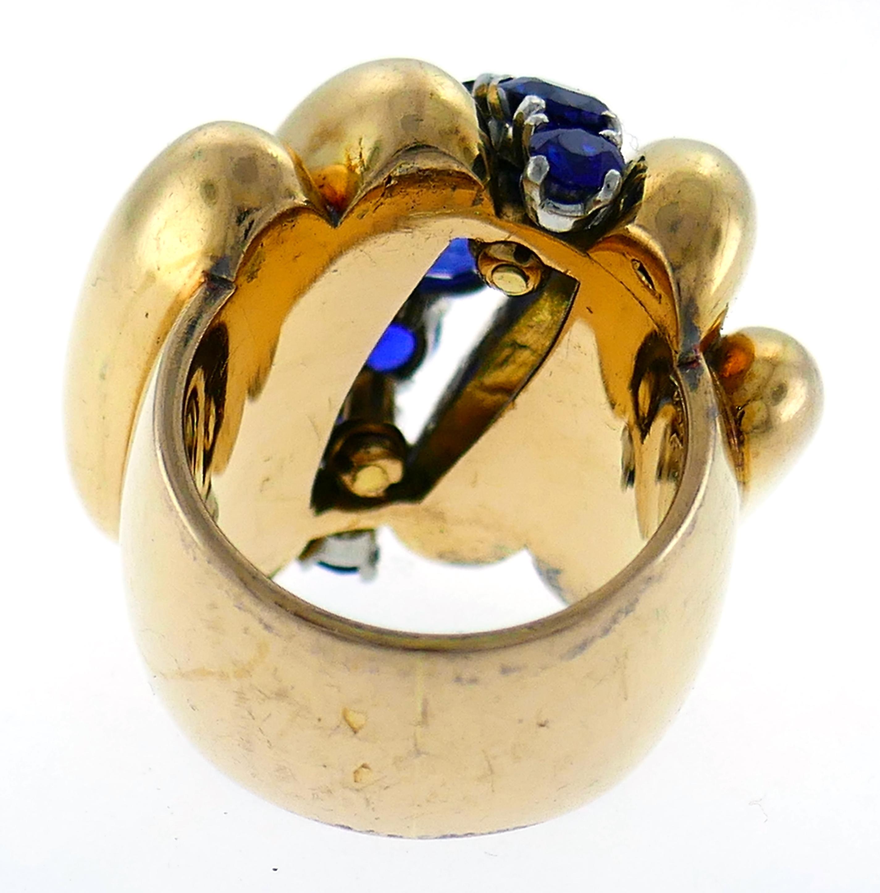 Vintage Van Cleef & Arpels Sapphire Yellow Gold Bombe Ring In Good Condition For Sale In Beverly Hills, CA