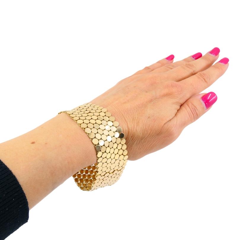 Magnifique bracelet vintage Van Cleef & Arpels à motif de vente en or 18 carats.u2028Le bracelet est composé d'une série de petits disques arrondis disposés de manière lisse sur toute la longueur du bracelet. Le bracelet présente une belle texture,