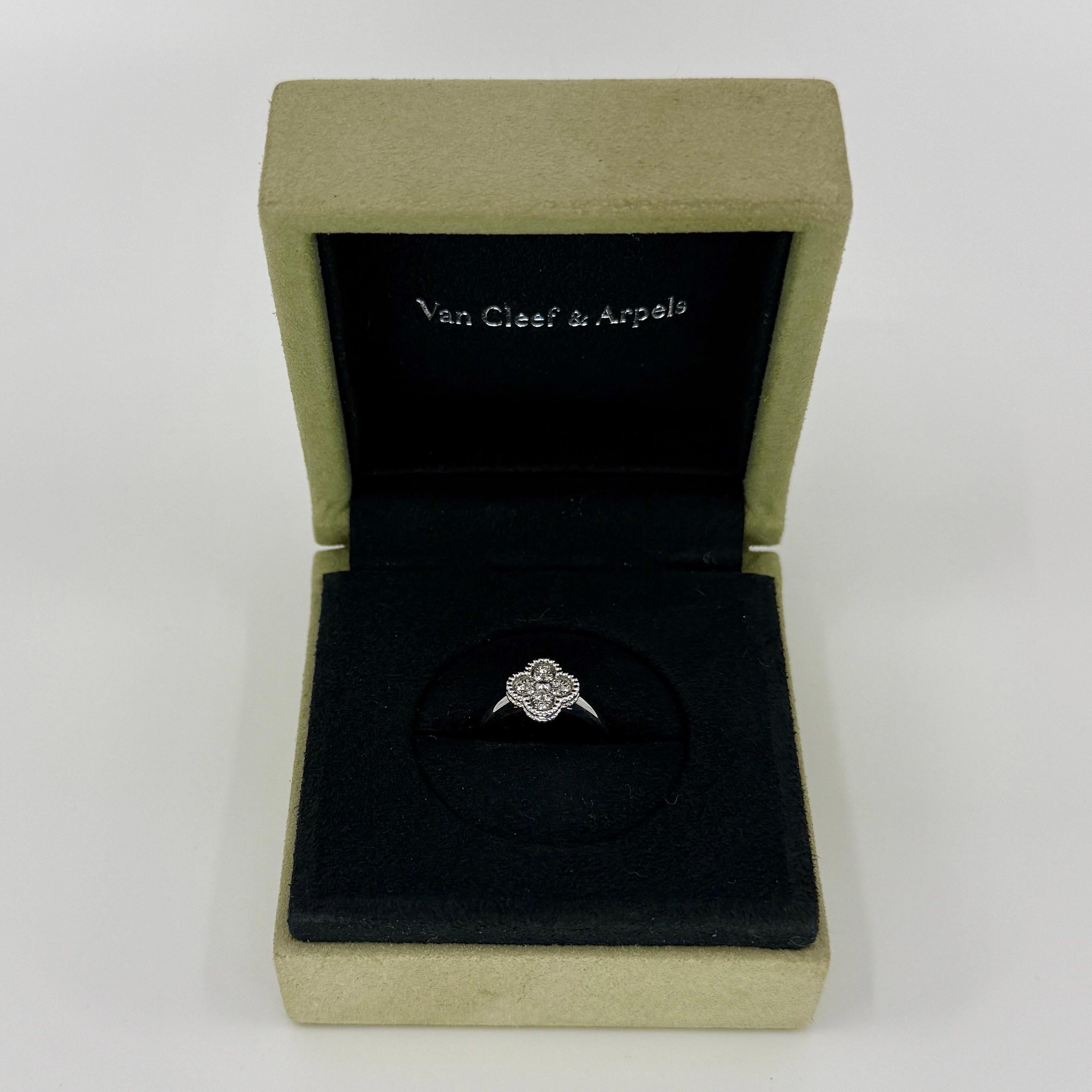 Seltener Vintage Van Cleef & Arpels Sweet Alhambra Diamond 18 Karat Weißgold Ring. 
Mit Original VCA-Zertifikat und Papieren.

Ein wunderschöner Vintage-Ring aus der Sweet Alhambra-Reihe des französischen Schmuckhauses Van Cleef & Arpels. 

Das