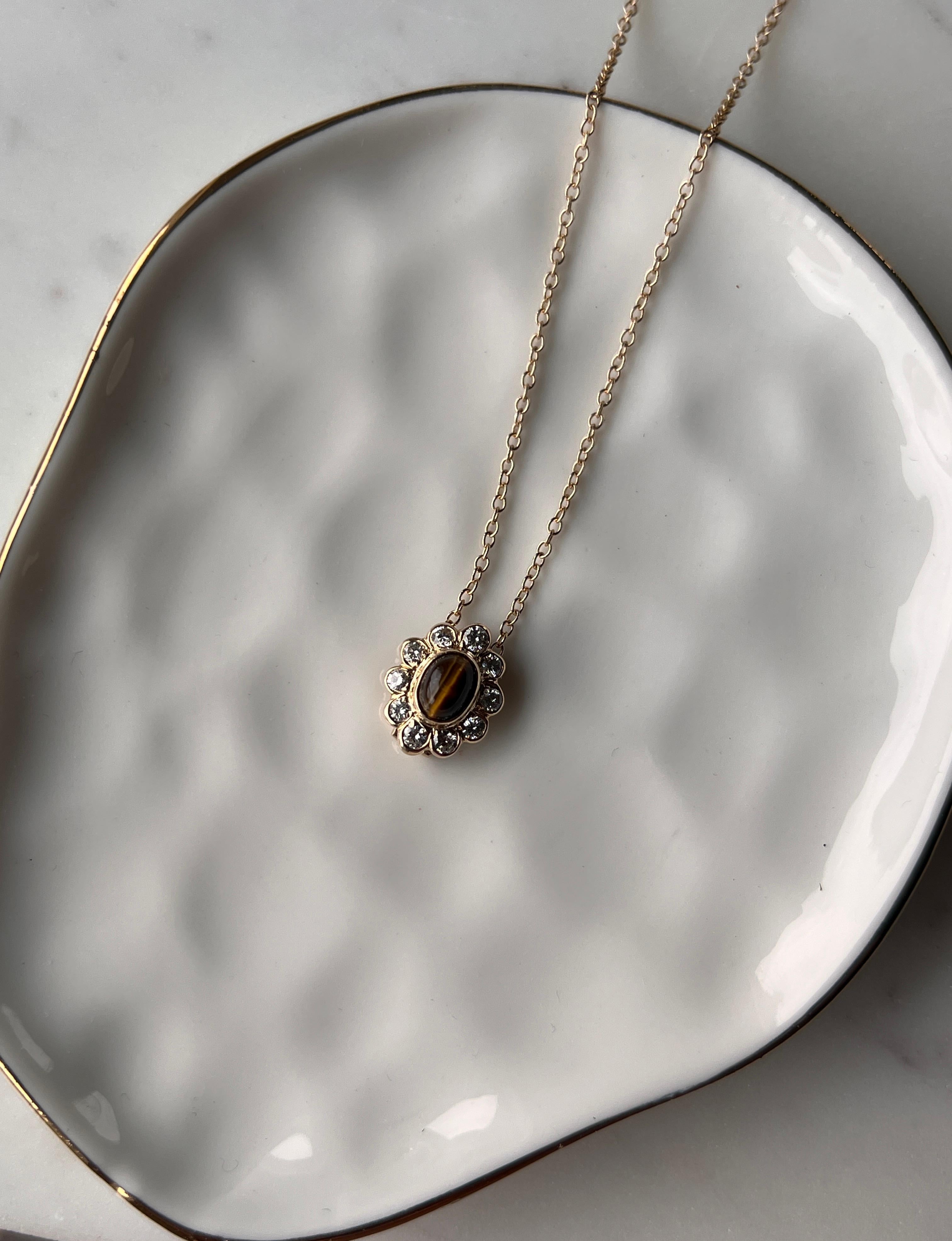 Vintage Van Cleef & Arpels Collier pendentif œil de tigre et diamant en or jaune 14k Bon état - En vente à Towson, MD