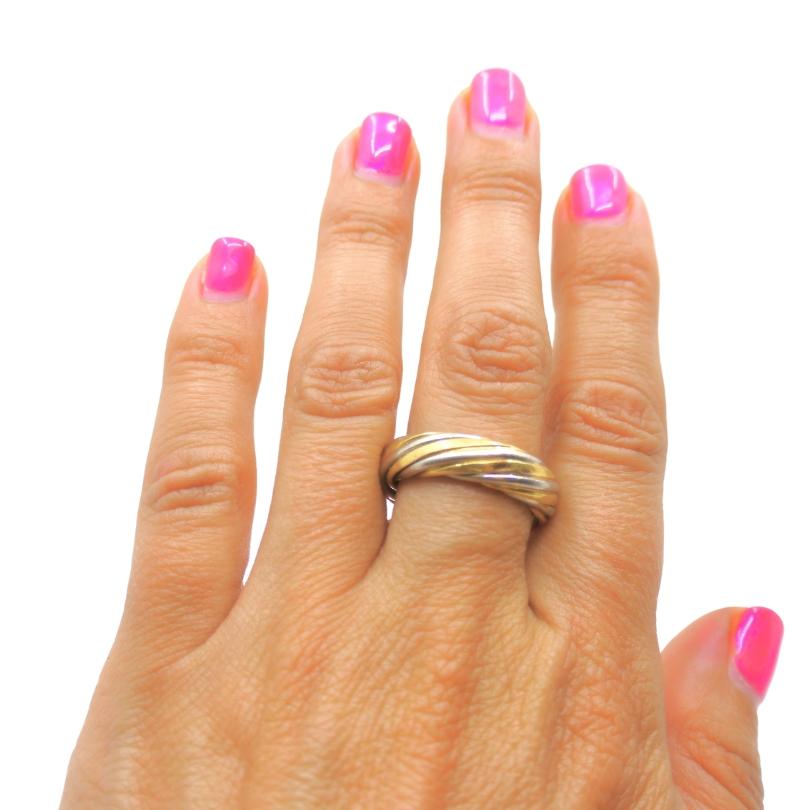 DESIGNER: Van Cleef & Arpels
MATERIALS: 18k Yellow and White Gold
WEIGHT: 12.9 Grams
MEASUREMENTS: 1/4