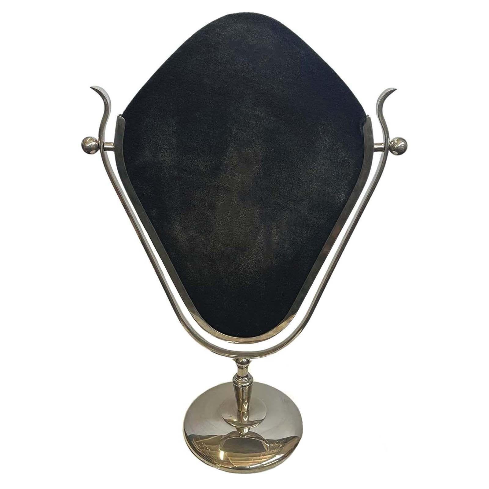 Ce superbe miroir de courtoisie créé par Charles Hollis Jones dans les années 1960 présente un cadre élégant méticuleusement fabriqué en métal nickelé, ajoutant une touche d'opulence et de sophistication à tout meuble de courtoisie ou salle