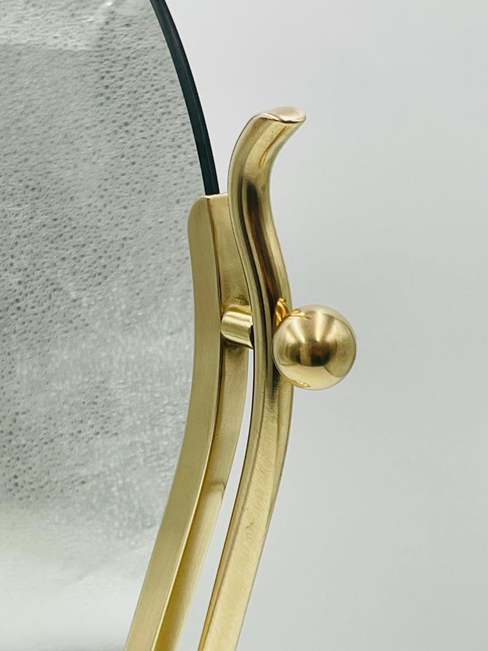 Der Dual Side Vanity Mirror aus Messing ist ein prächtiges Möbelstück, das von dem berühmten Designer Charles Hollis Jones in den 1960er Jahren entworfen und in den USA hergestellt wurde. Diese Vintage-Schönheit ist der Inbegriff von Eleganz und