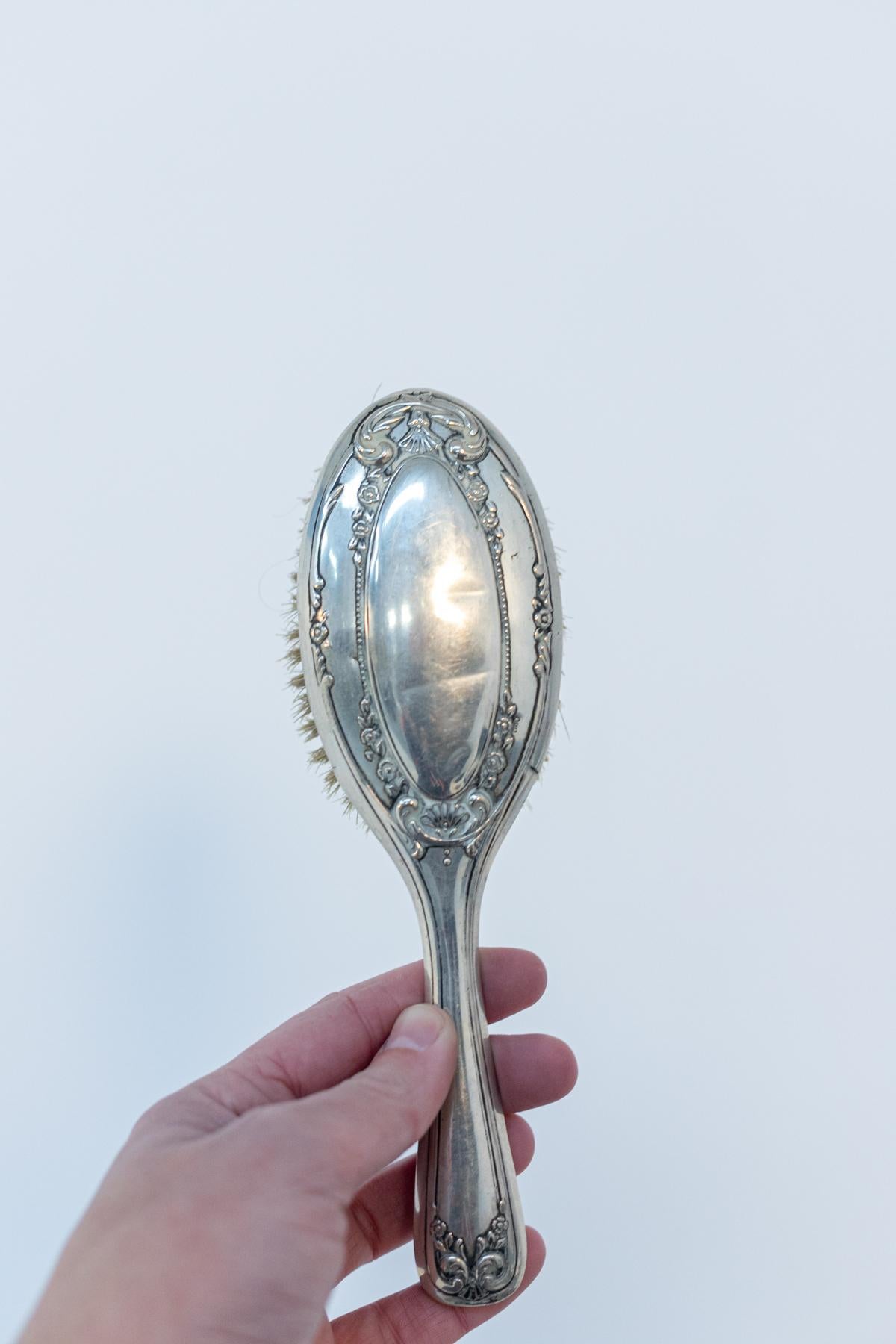 Vintage Vanity Set of 5 Brushes and a Mirror in Silver In Good Condition For Sale In Milano, IT