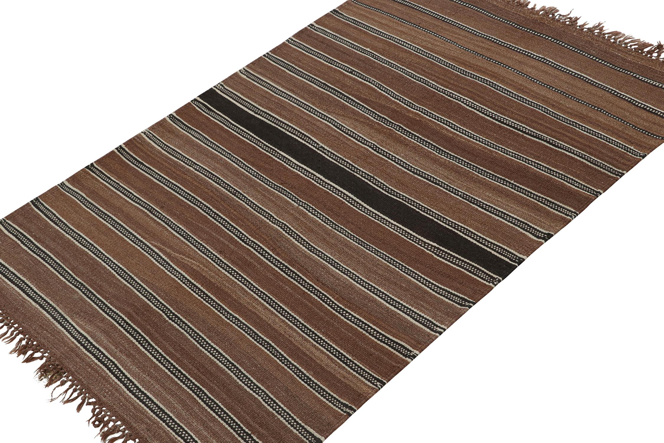 Dieser alte persische 5x7-Kilim ist ein Stammesteppich mit Varamin-Herkunft. Er ist aus Wolle handgewebt und stammt aus der Zeit um 1950-1960.

Weiter zum Design:

Das minimalistische Design bevorzugt Streifen in Schwarz und Weiß auf einem satten