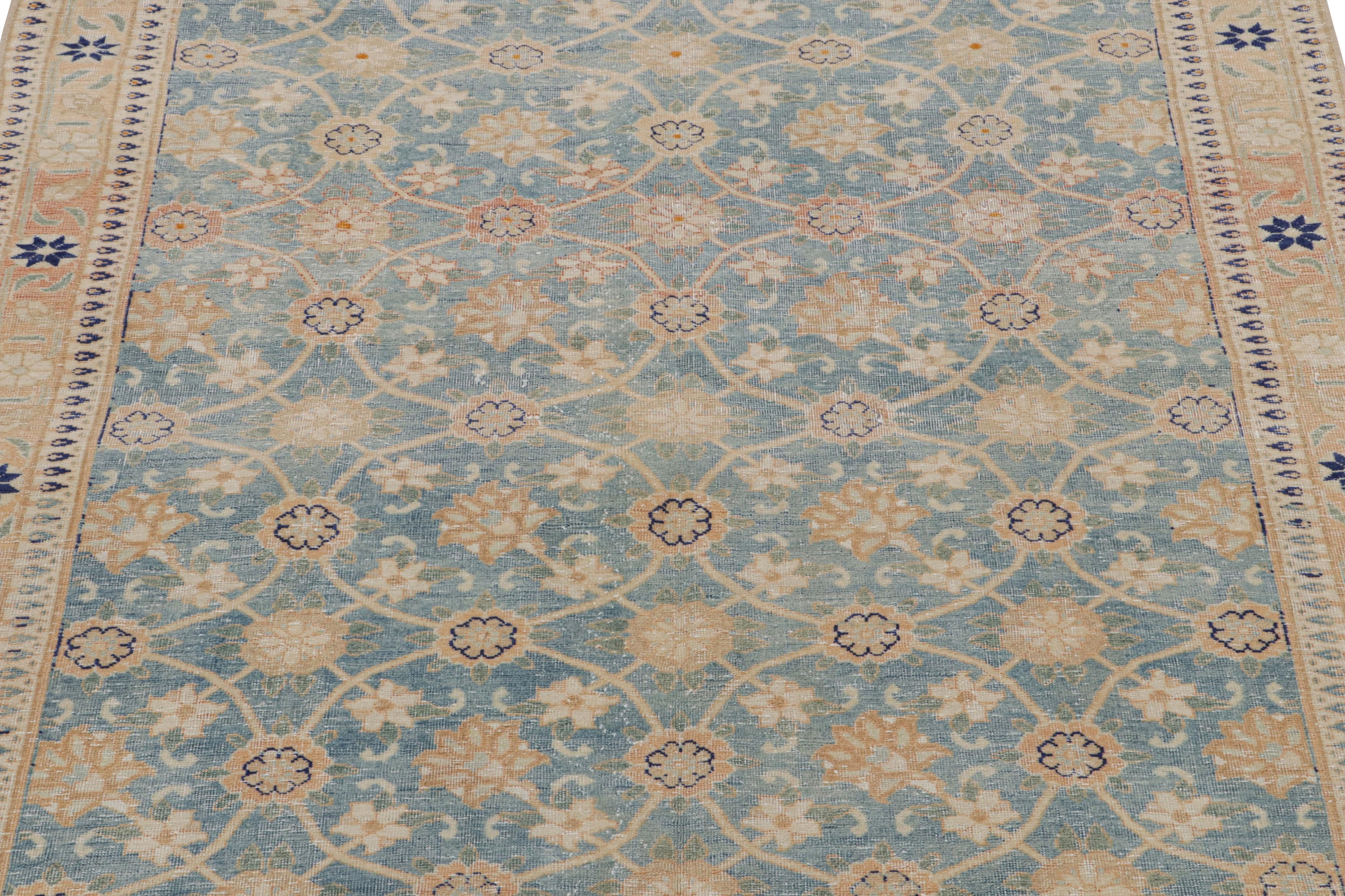 Dieser handgeknüpfte Wollteppich (ca. 1960-1970) im Format 3x5 ist von den persischen Varamin-Teppichen inspiriert - einer berühmten orientalischen Provenienz. 

Über das Design: 

Kenner können außerdem die schöne Annäherung an die Herati und Mina