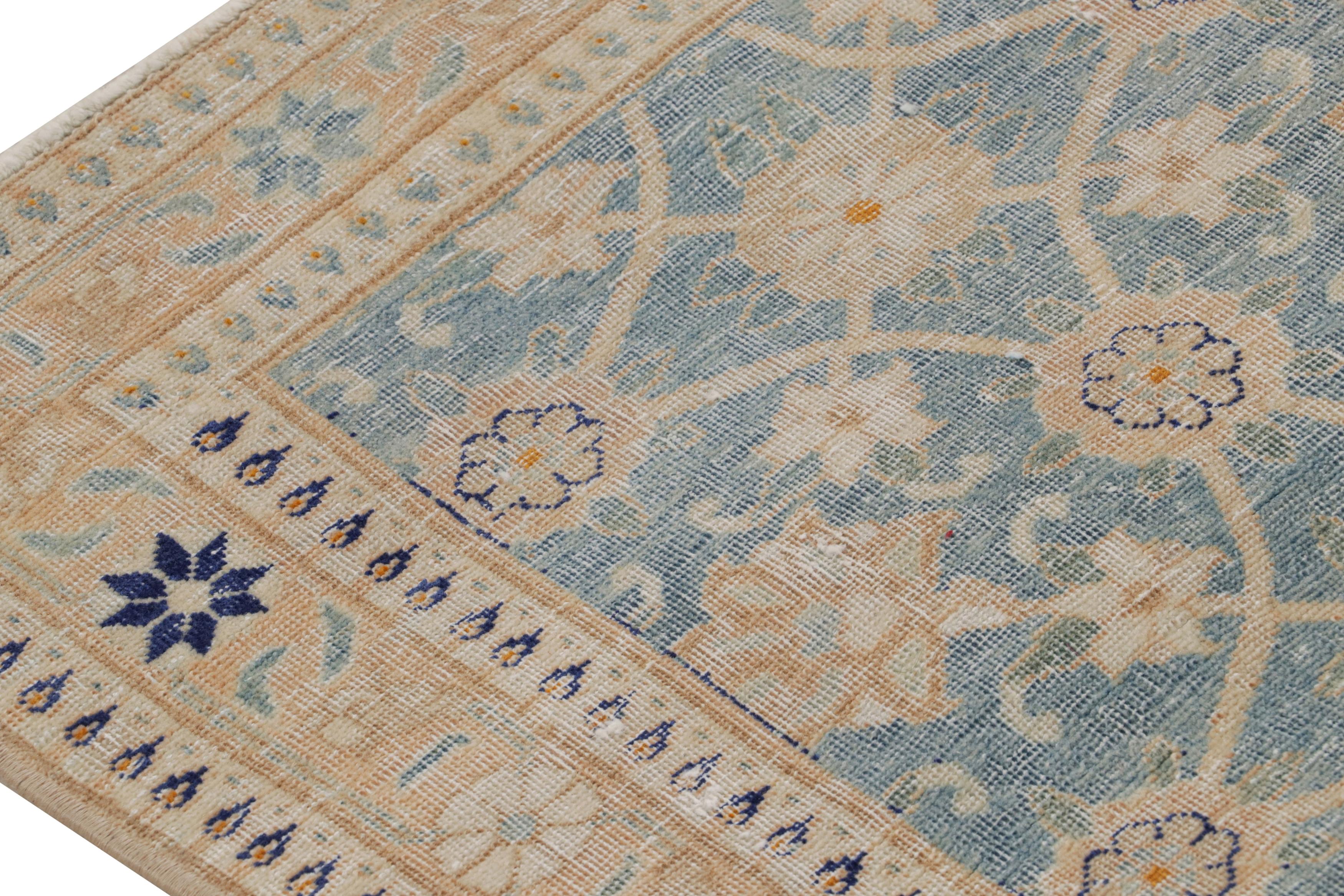 Vintage Varamin-Teppich in Blau mit Blumenmuster, von Rug & Kilim, Vintage (Türkisch) im Angebot