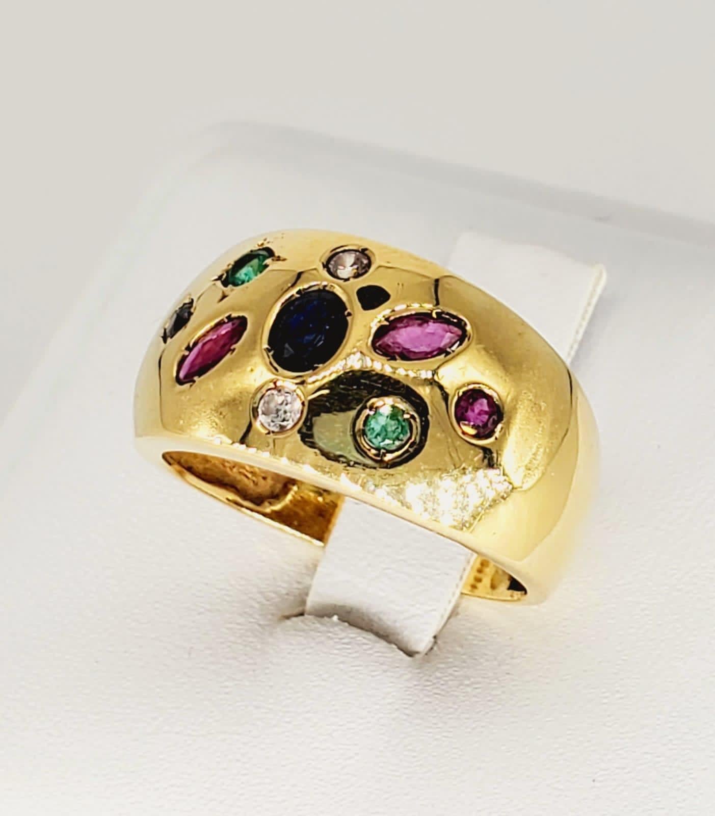 Vintage Various Shapes Rubin, Saphir, Smaragd & Diamant 18 Karat Gold Dome Ring (Marquiseschliff) im Angebot
