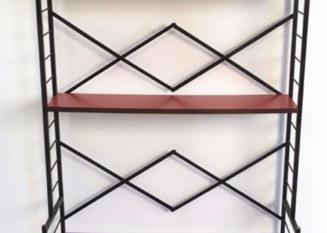 Estantería vintage de hierro barnizado con estantes de madera y fórmica de colores, Italia mediados del siglo XX en venta