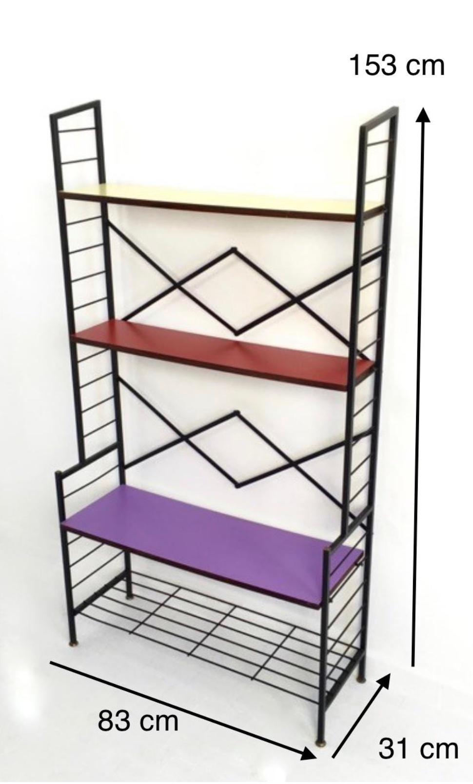 Estantería vintage de hierro barnizado con estantes de madera y fórmica de colores, Italia Latón en venta