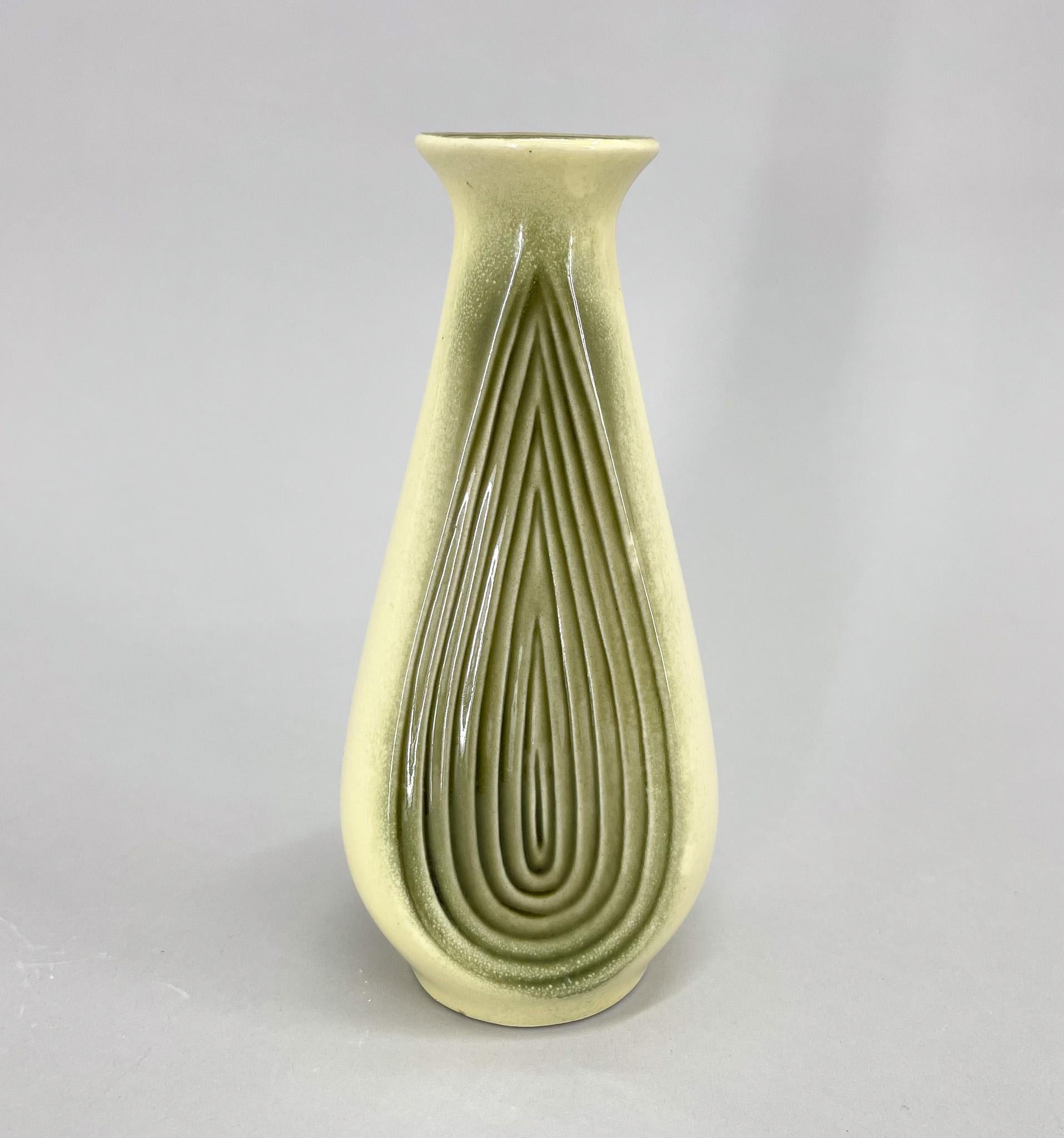 Vintage-Vase, hergestellt von Ditmar Urbach in der Tschechoslowakei in den 1960er Jahren. In sehr gutem Vintage-Zustand. 