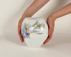 Jarrón vintage de Kaiser. Annabelle: K. Nossek Diseño floral dorado, años 70