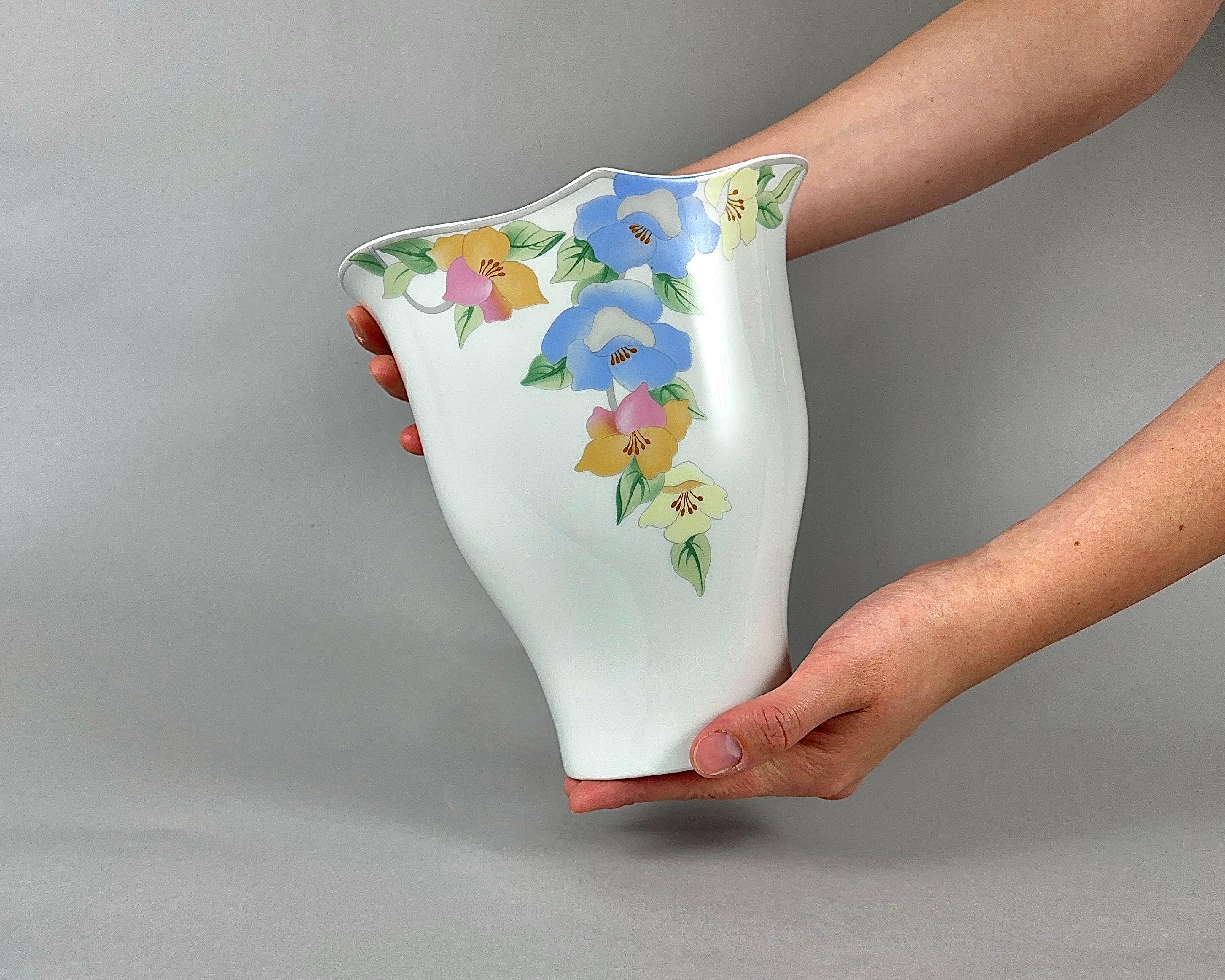 Schöne Porzellanvase von der bayerischen Firma Schumann Arzberg.

Diese klassische Vase in interessanter und eleganter Form wurde im 20. Jahrhundert geschaffen. 

Sie wurde aus dem hochwertigsten weißen Porzellan einer renommierten Marke