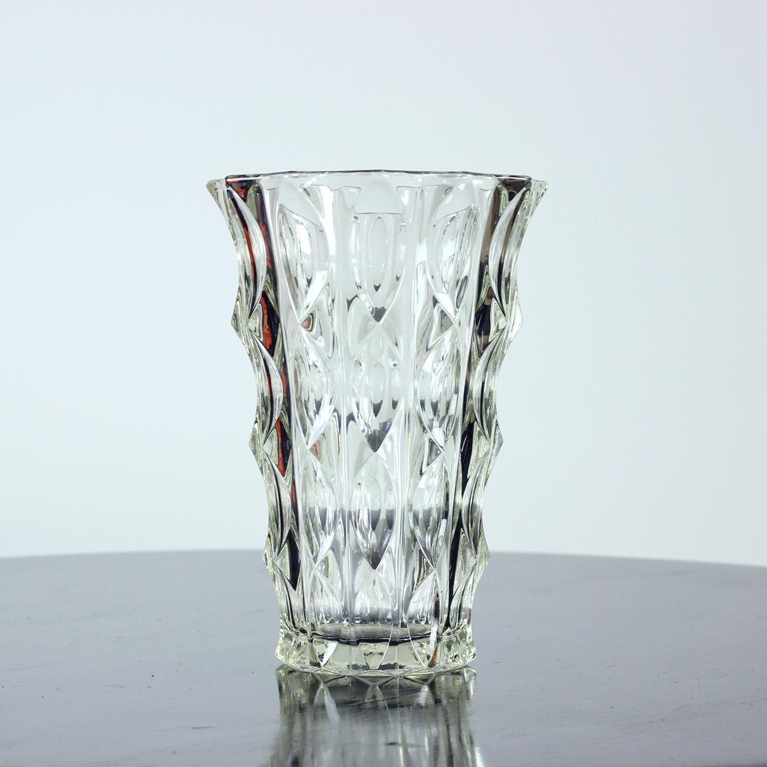 Grand vase vintage en verre pressé transparent. Produit dans les années 1960 par Rosice, conçu par Vladislav Urban. Belle pièce en très bon état sans aucune trace d'usure. Les verriers tchèques de l'époque du milieu du siècle ont produit des objets