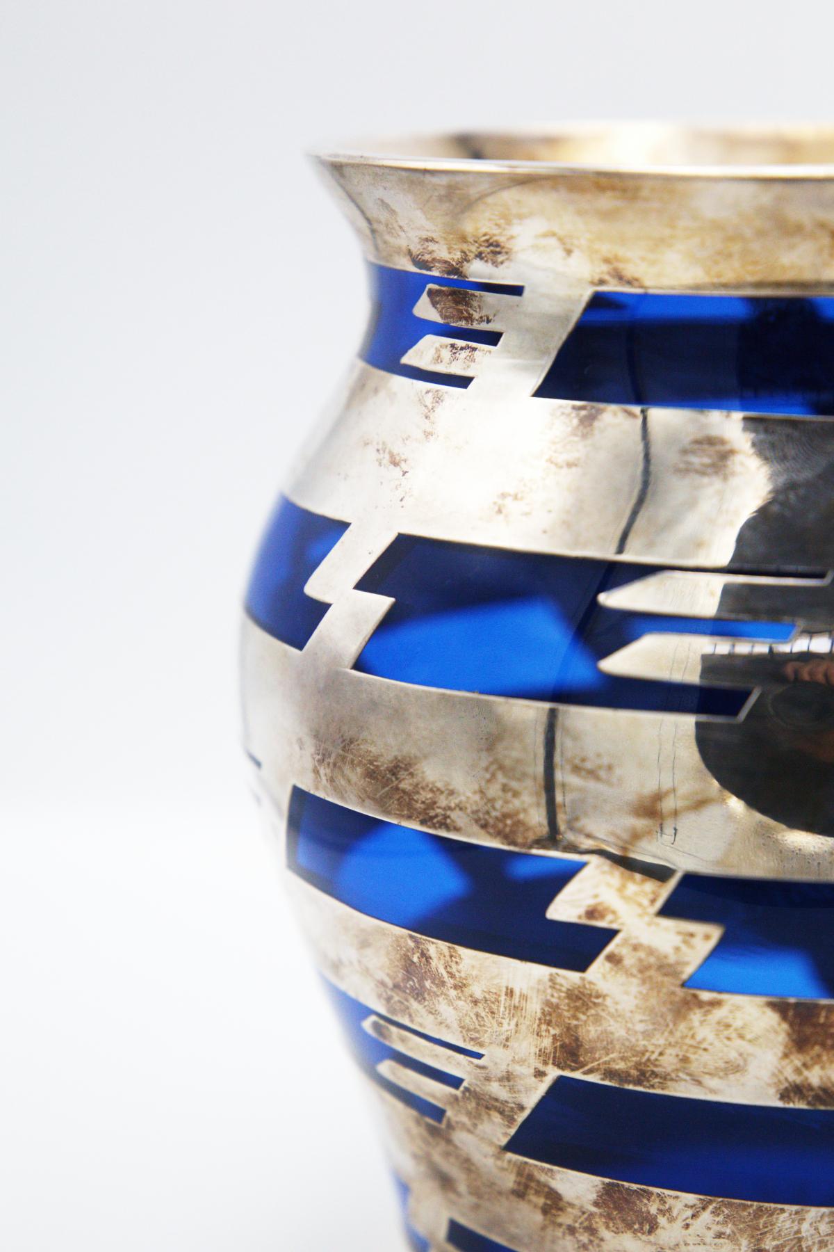 Vase vintage en verre bleu et métal argenté en vente 3