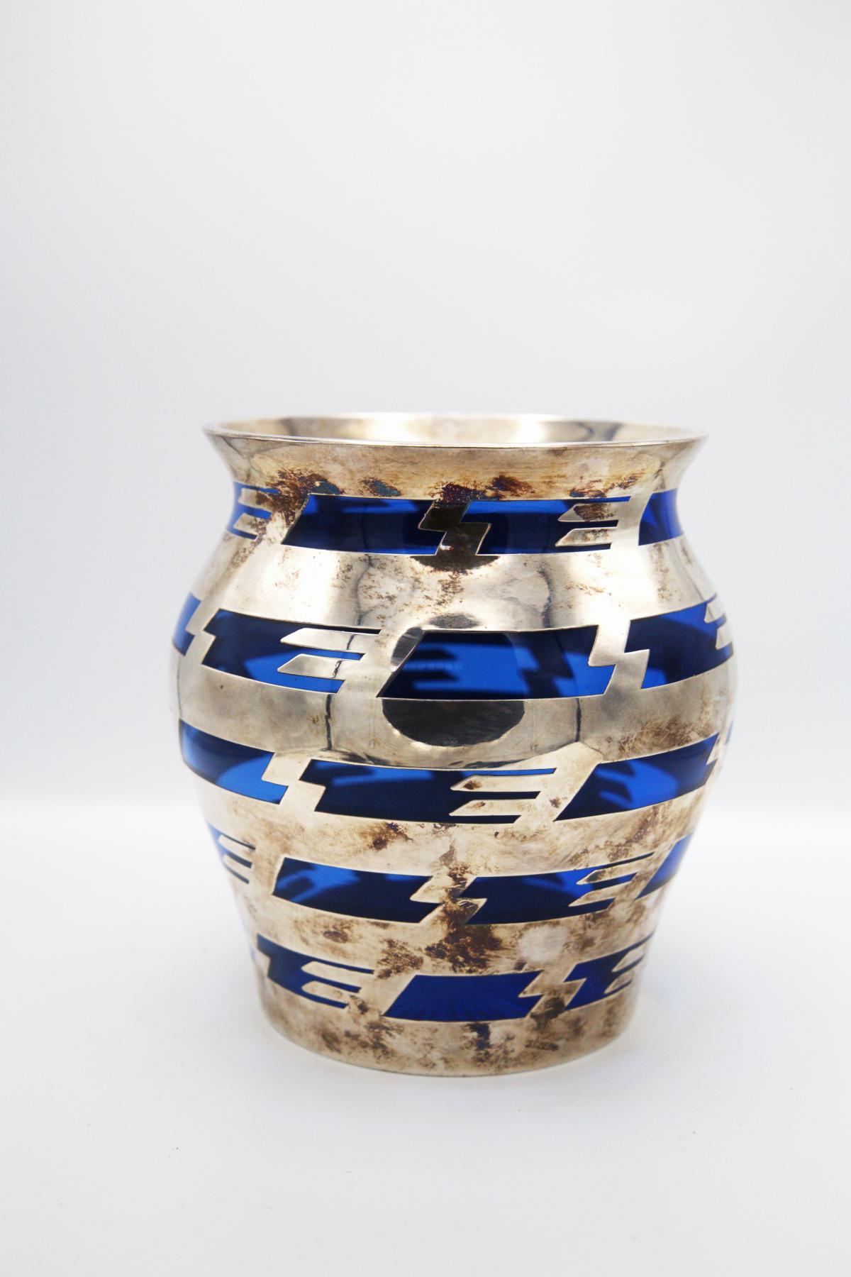 Mid-Century Modern Vase vintage en verre bleu et métal argenté en vente
