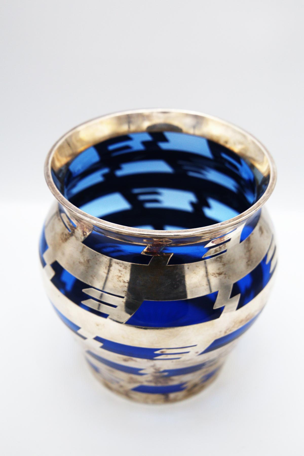 Début du 20ème siècle Vase vintage en verre bleu et métal argenté en vente