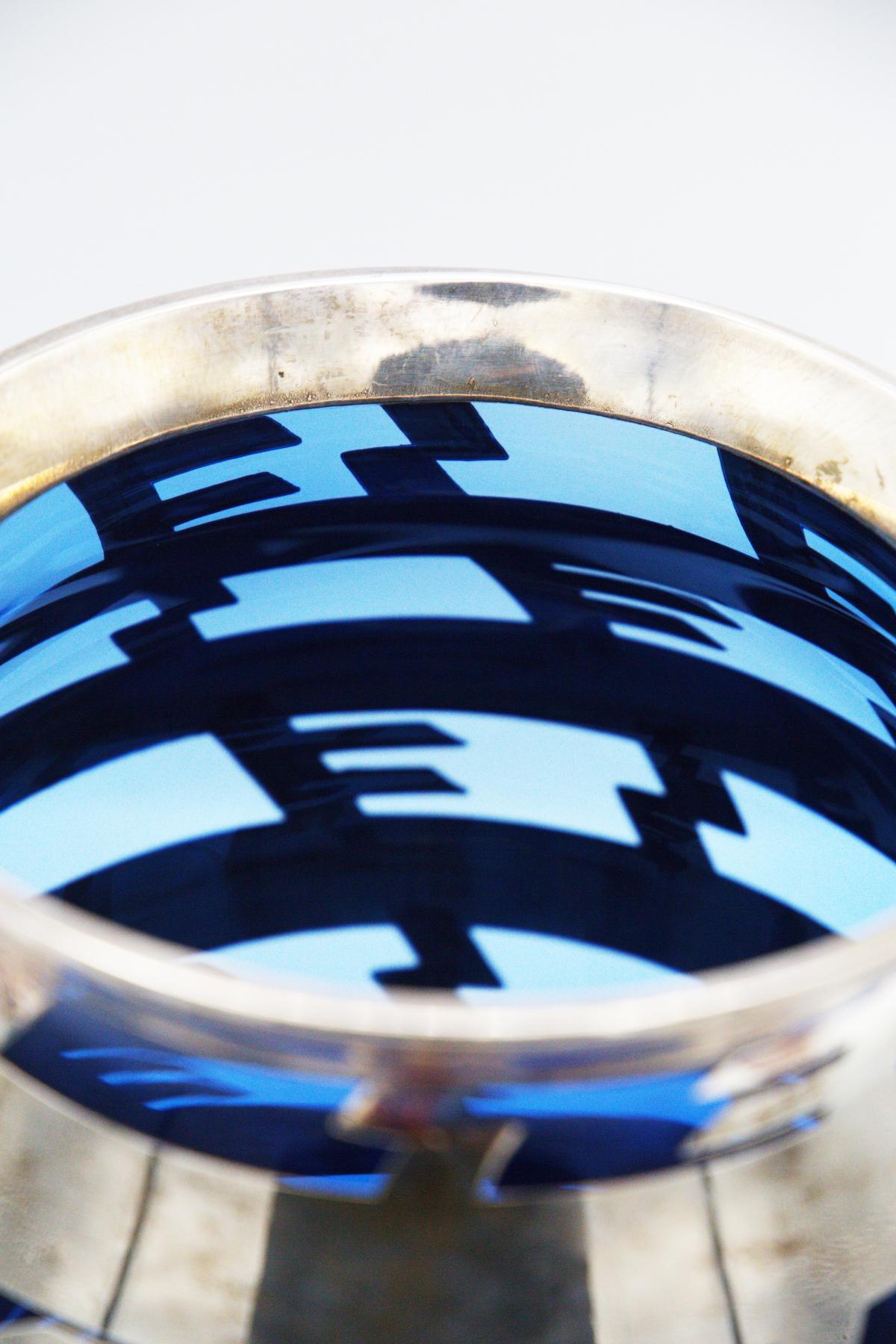 Métal Vase vintage en verre bleu et métal argenté en vente