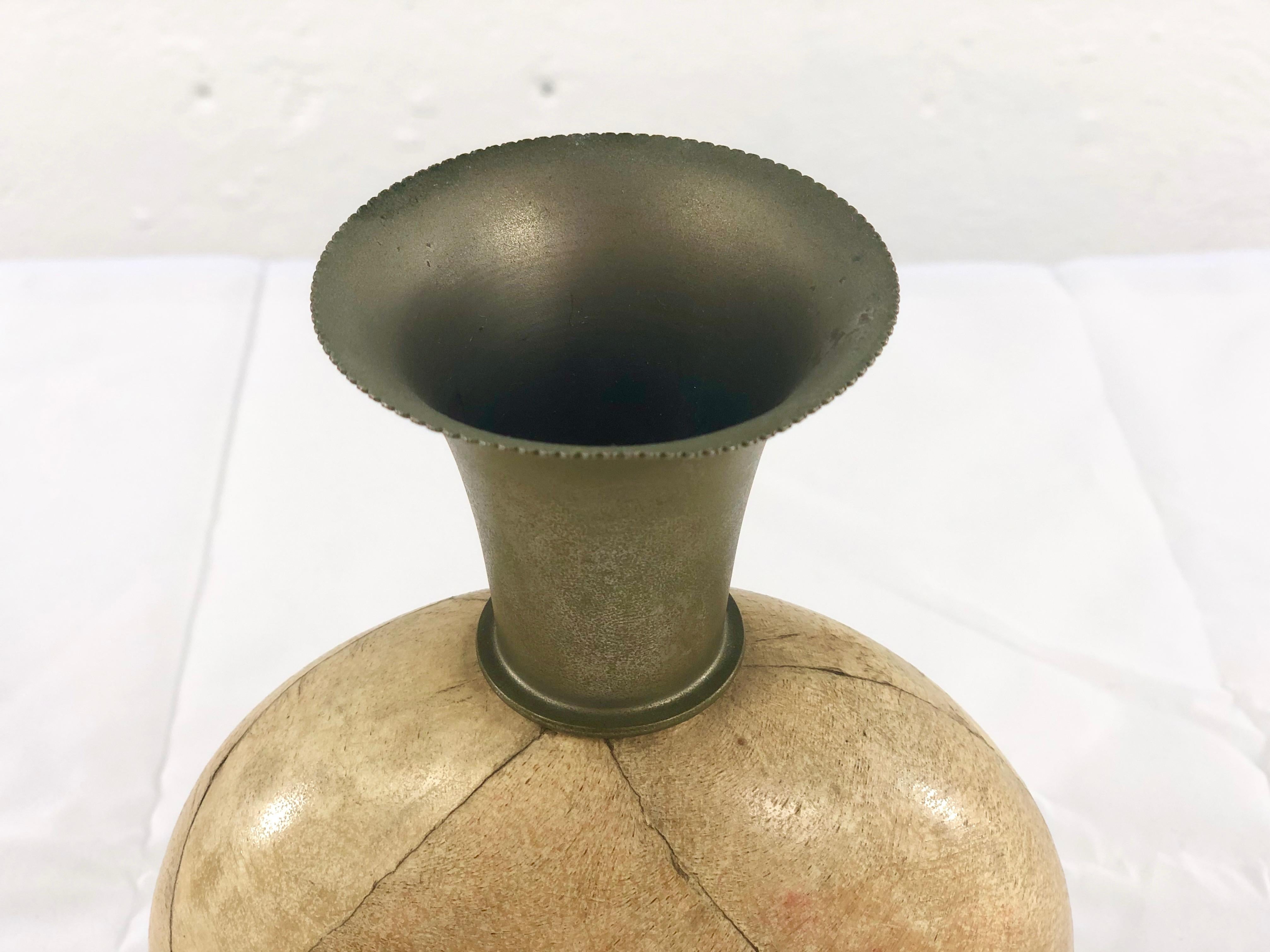 Gorgeous vintage vase in parchment made in the 50's of fine Italian craftsmanship.
The vase is composed of a central body, made of parchment decorated with geometric lines, and a neck made entirely of brass in patina.
The body of the vase has a