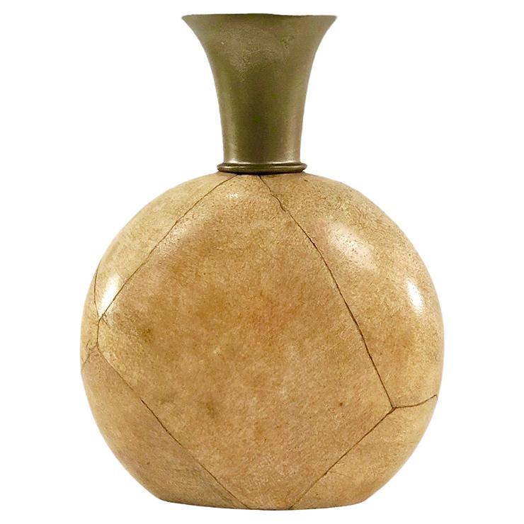 Vase vintage en parchemin et laiton en vente